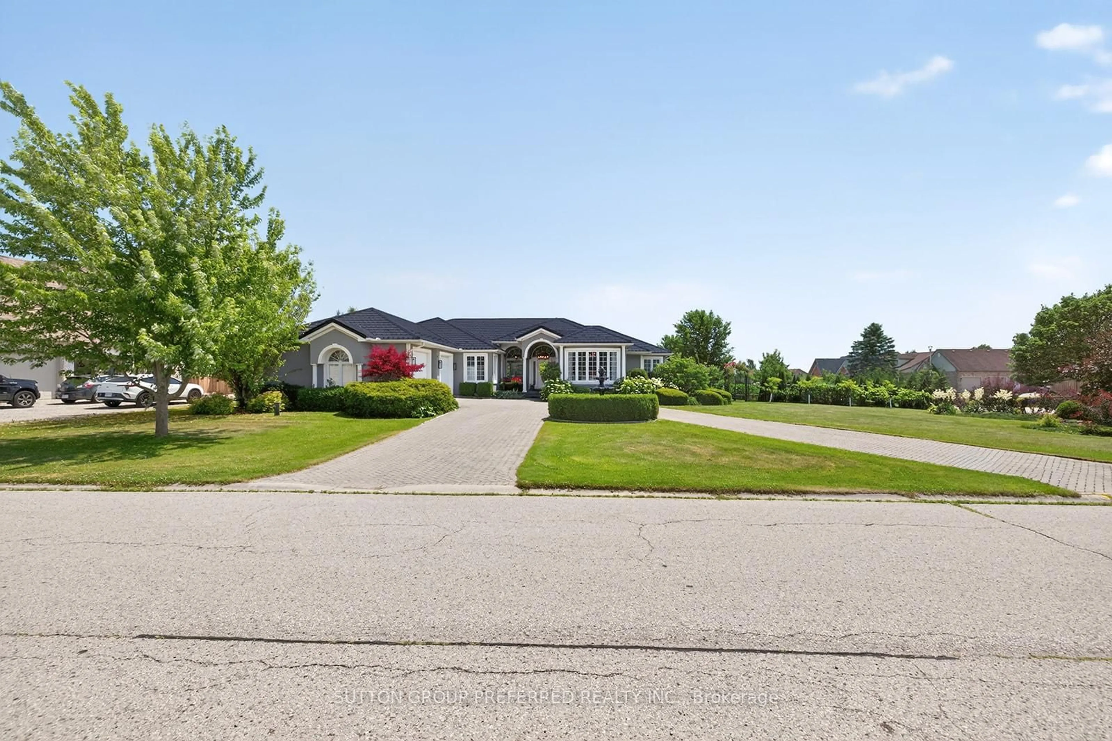 A pic from outside/outdoor area/front of a property/back of a property/a pic from drone, street for 31 Hillview Dr, Thames Centre Ontario N0L 1V0