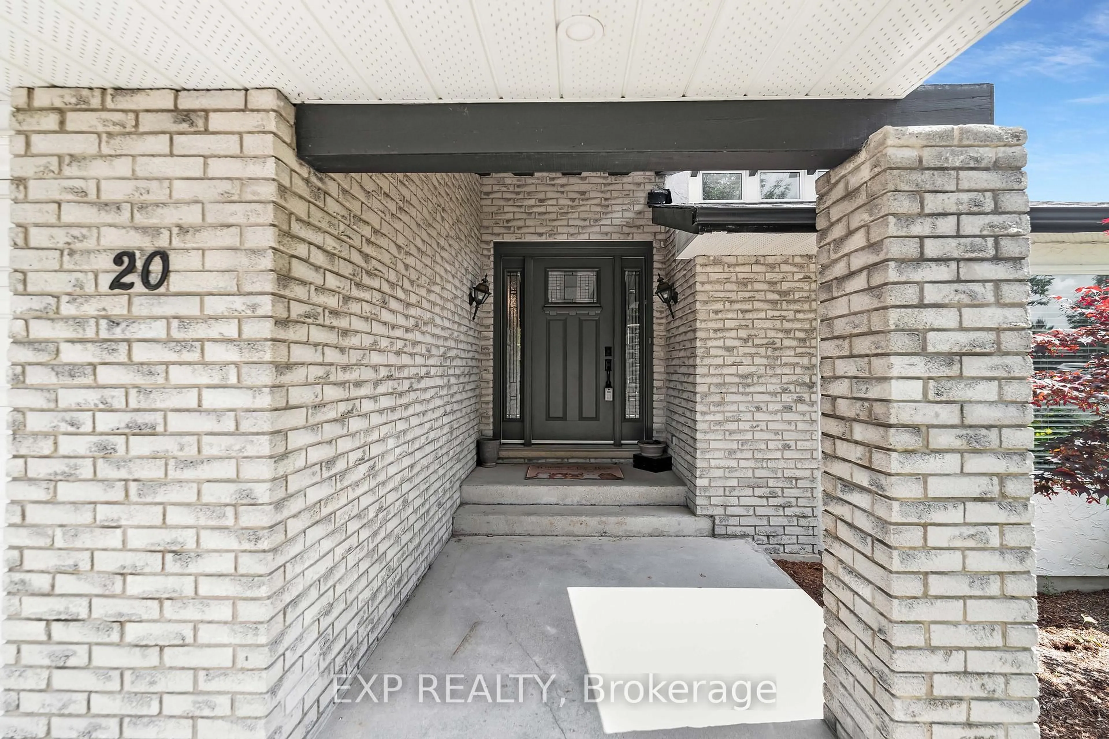 Indoor entryway for 20 Blue Spruce Crt, Kitchener Ontario N2N 1L1