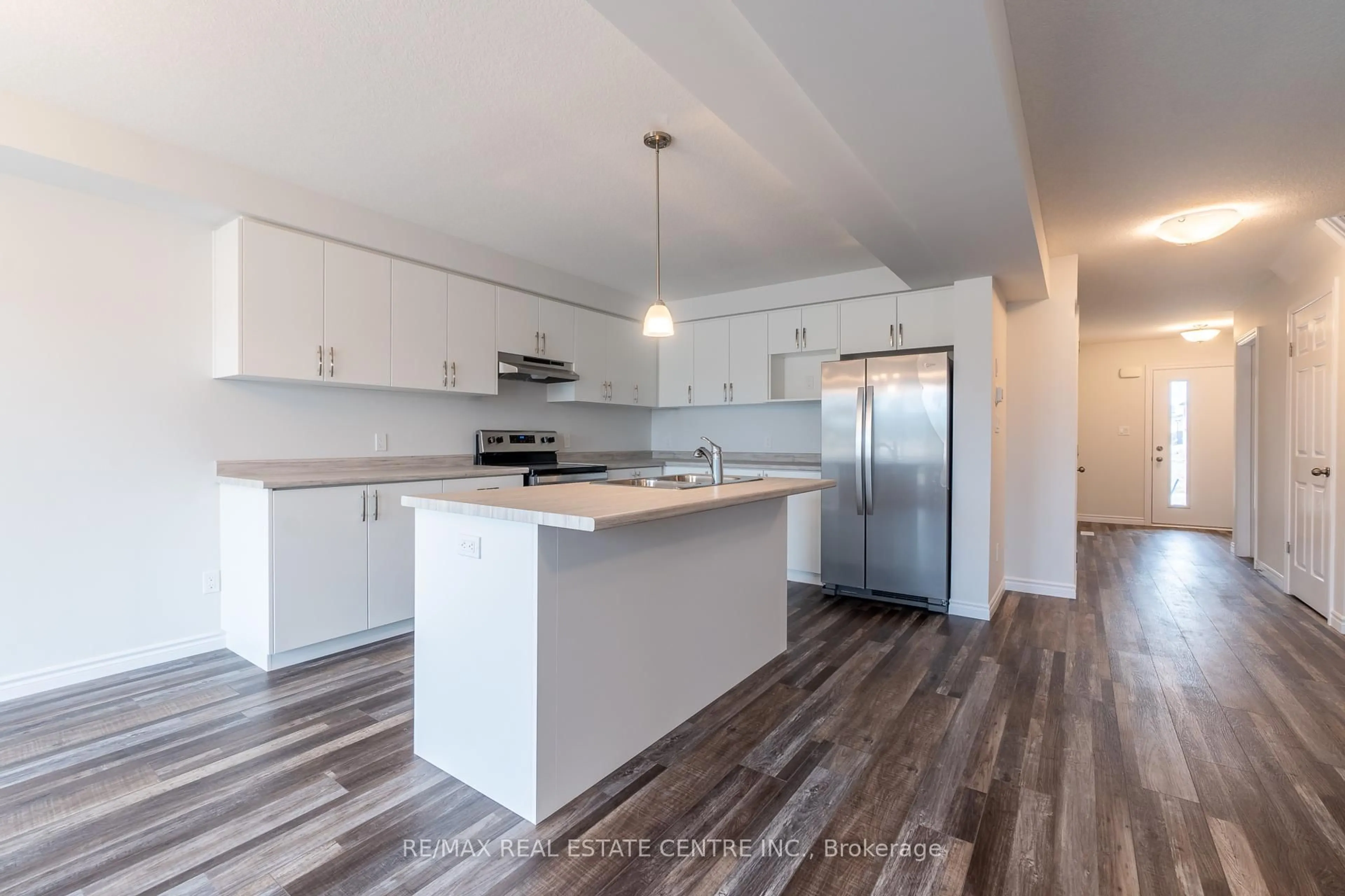 Open concept kitchen, wood/laminate floor for 2974 Turner Cres, London South Ontario N6M 0J3