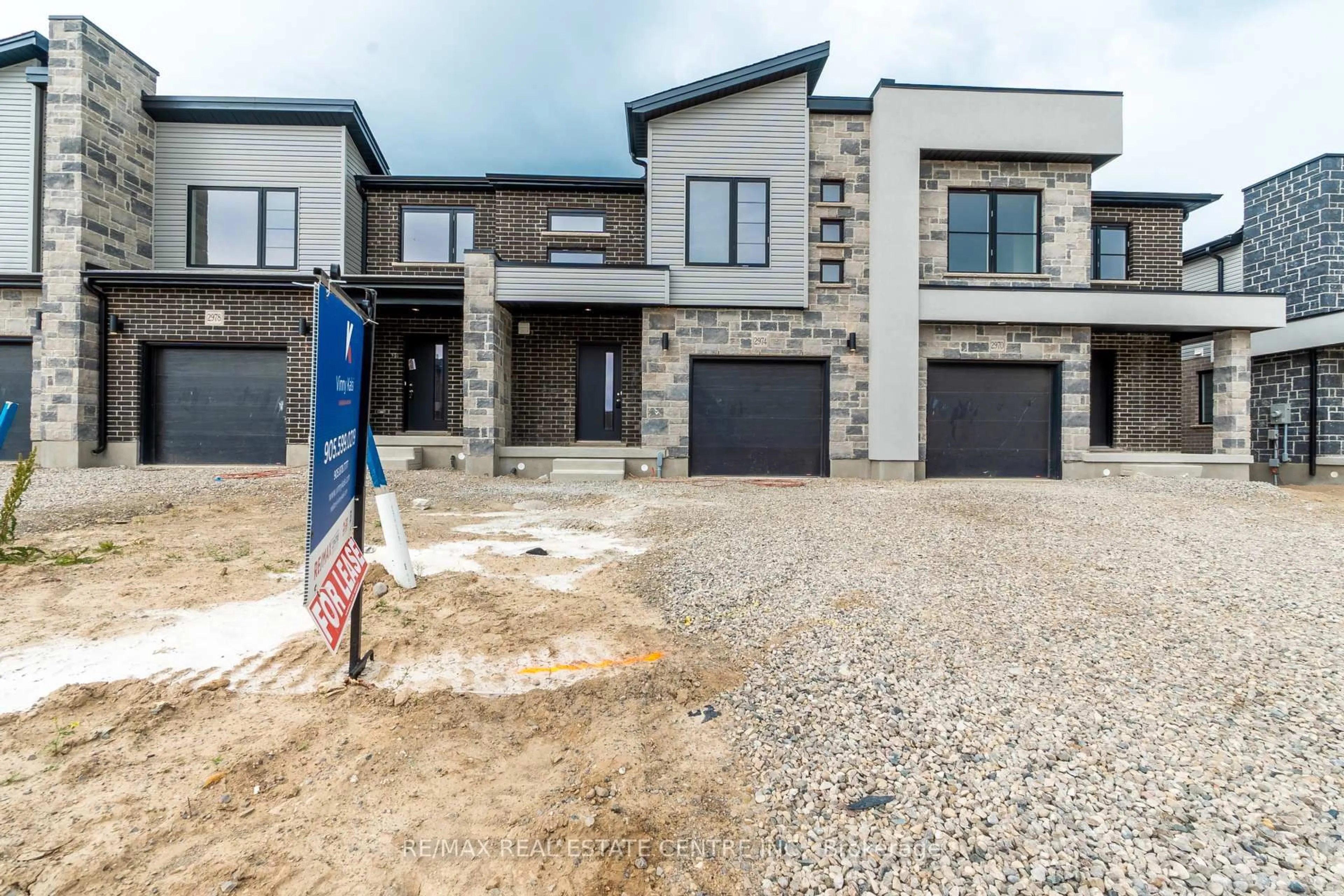 Home with brick exterior material, unknown for 2974 Turner Cres, London South Ontario N6M 0J3