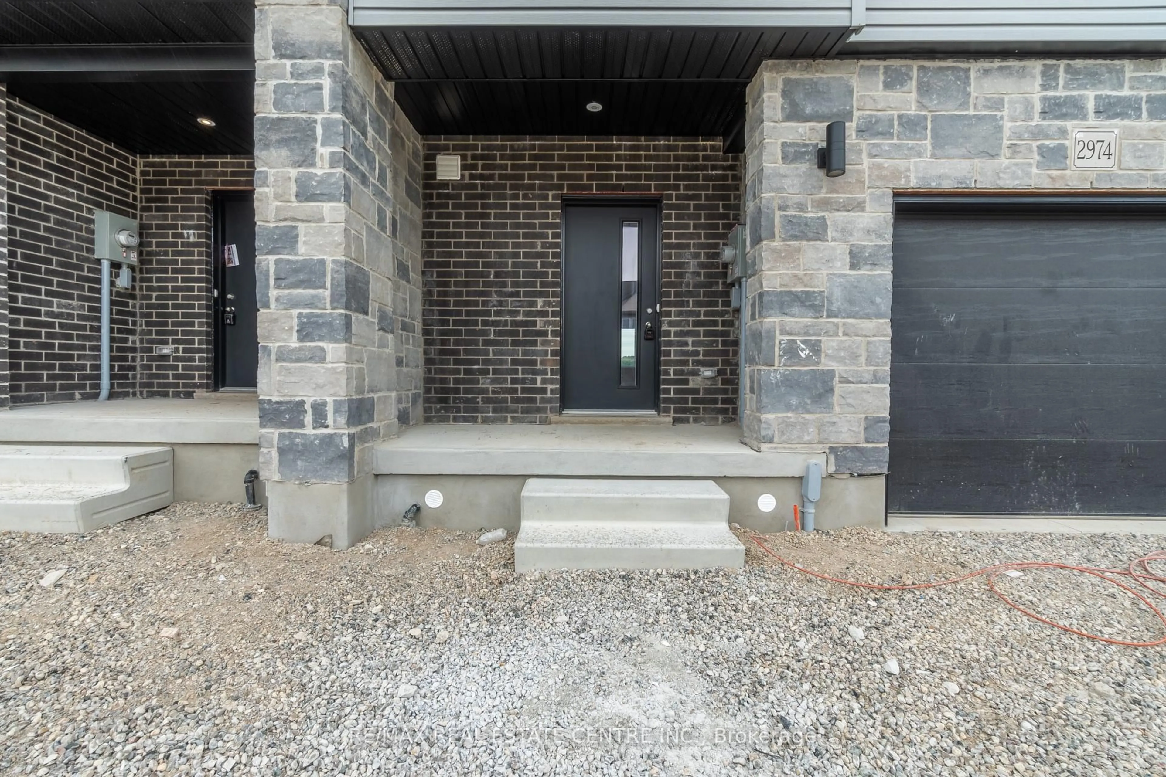 Indoor entryway for 2974 Turner Cres, London South Ontario N6M 0J3