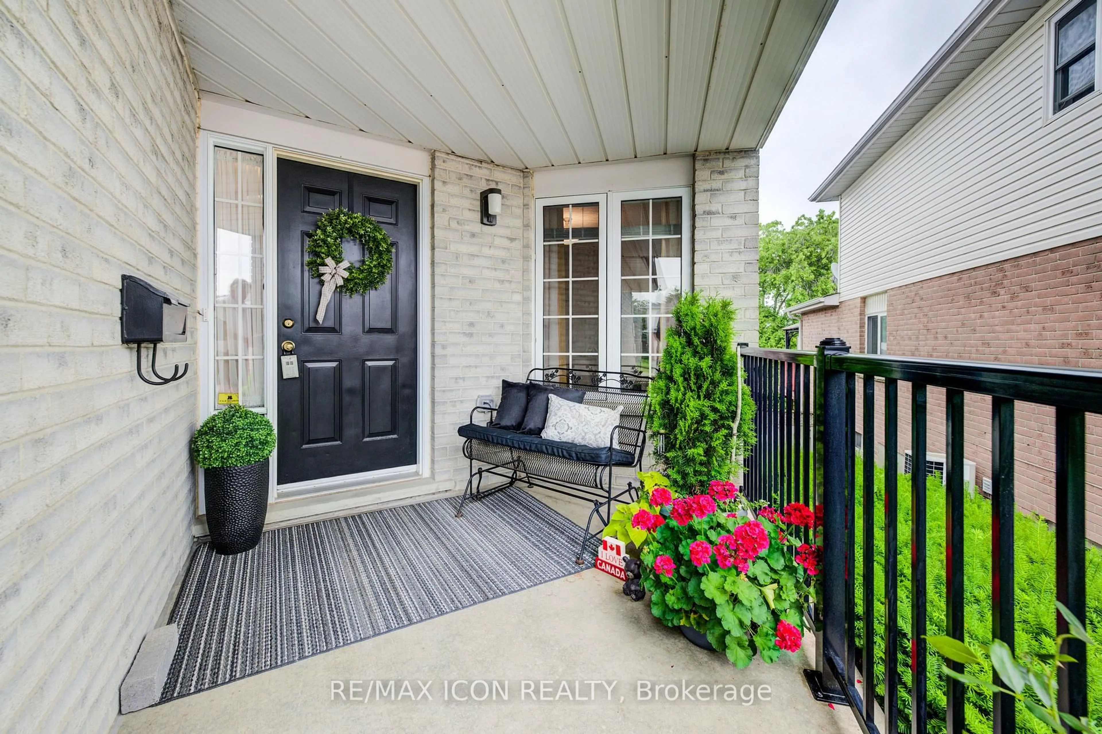 Indoor entryway for 270 Resurrection Dr, Kitchener Ontario N2N 3H4