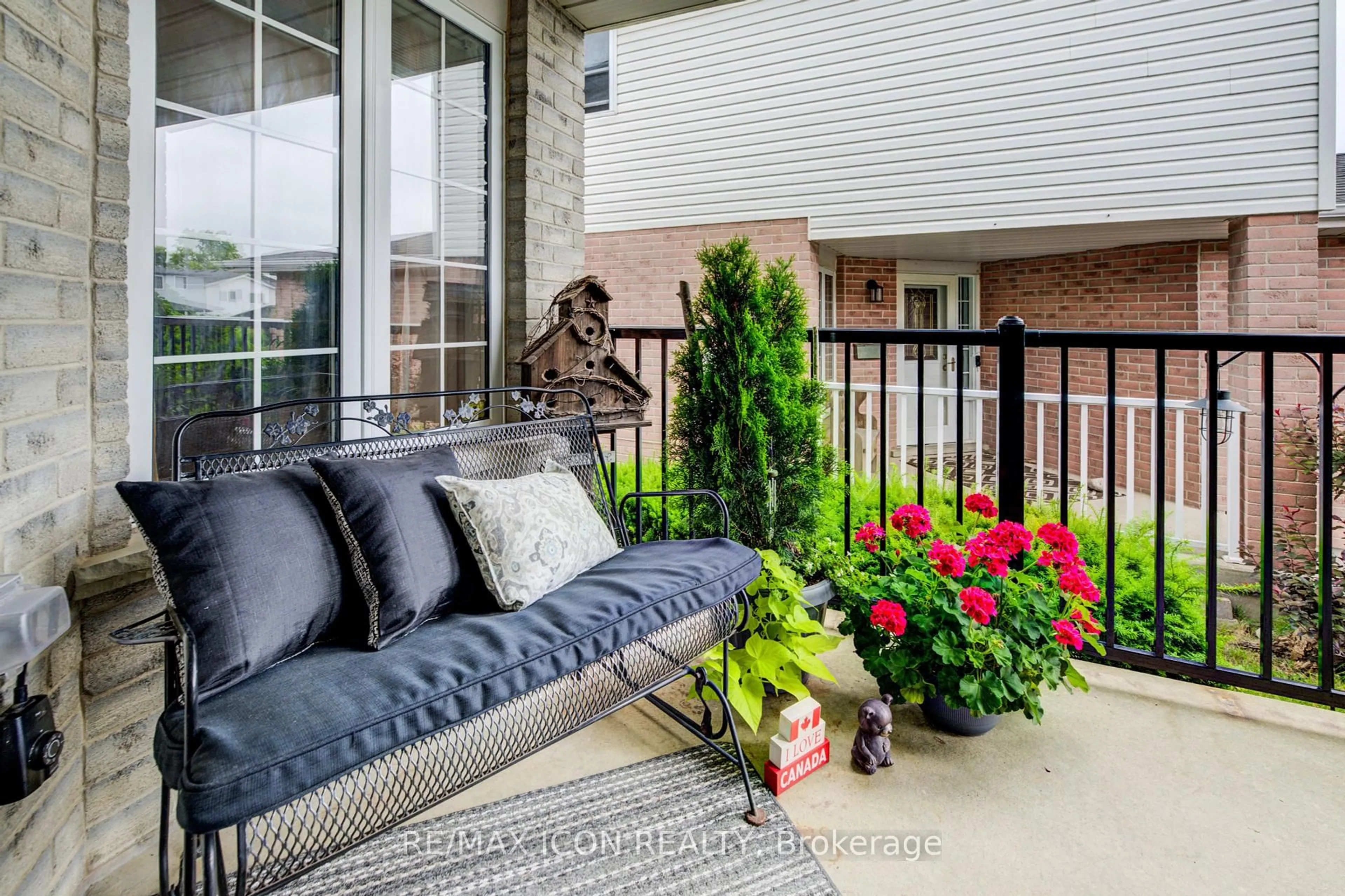 Patio, street for 270 Resurrection Dr, Kitchener Ontario N2N 3H4
