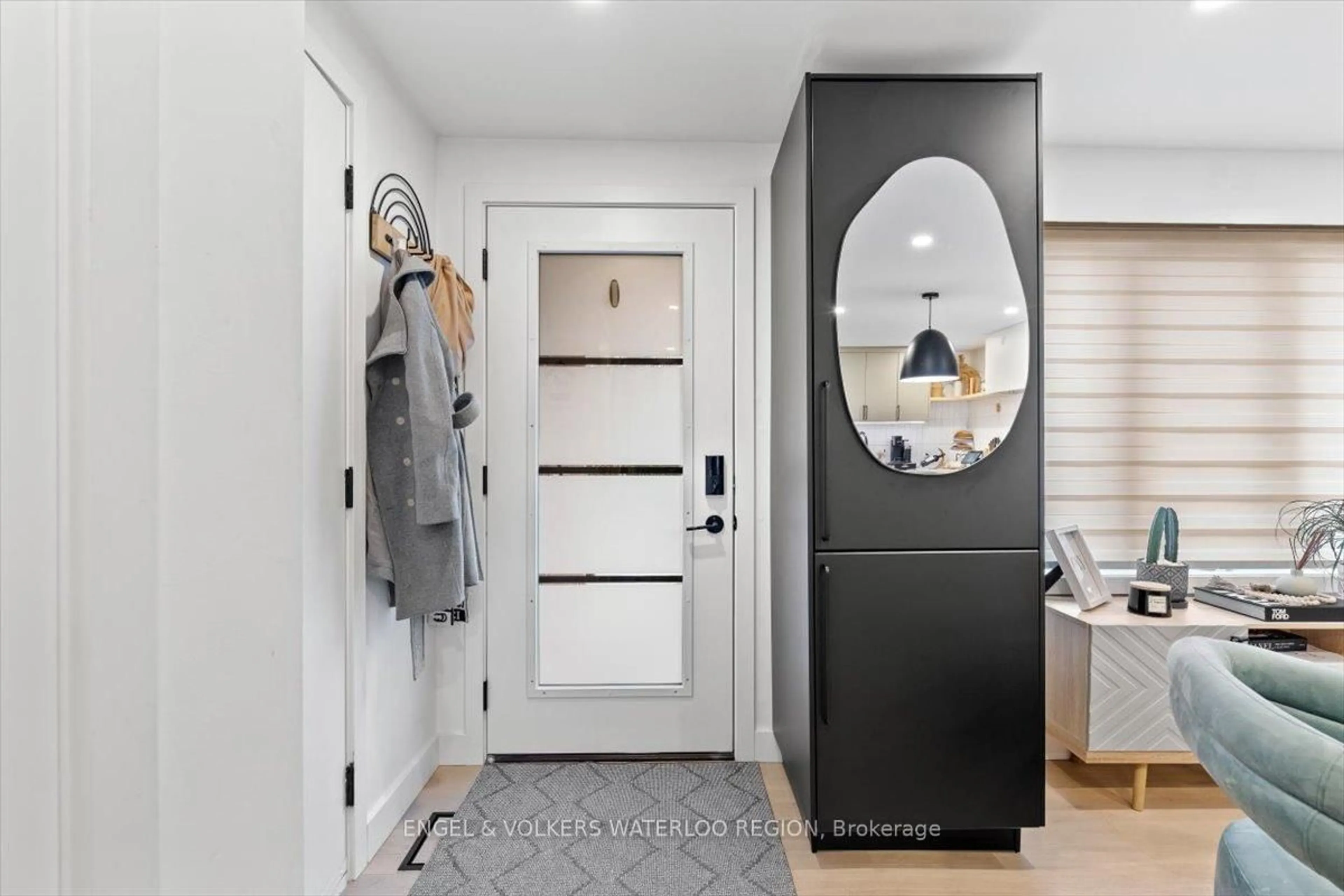 Indoor entryway for 605 Pinerow Cres #B, Waterloo Ontario N2T 2K6