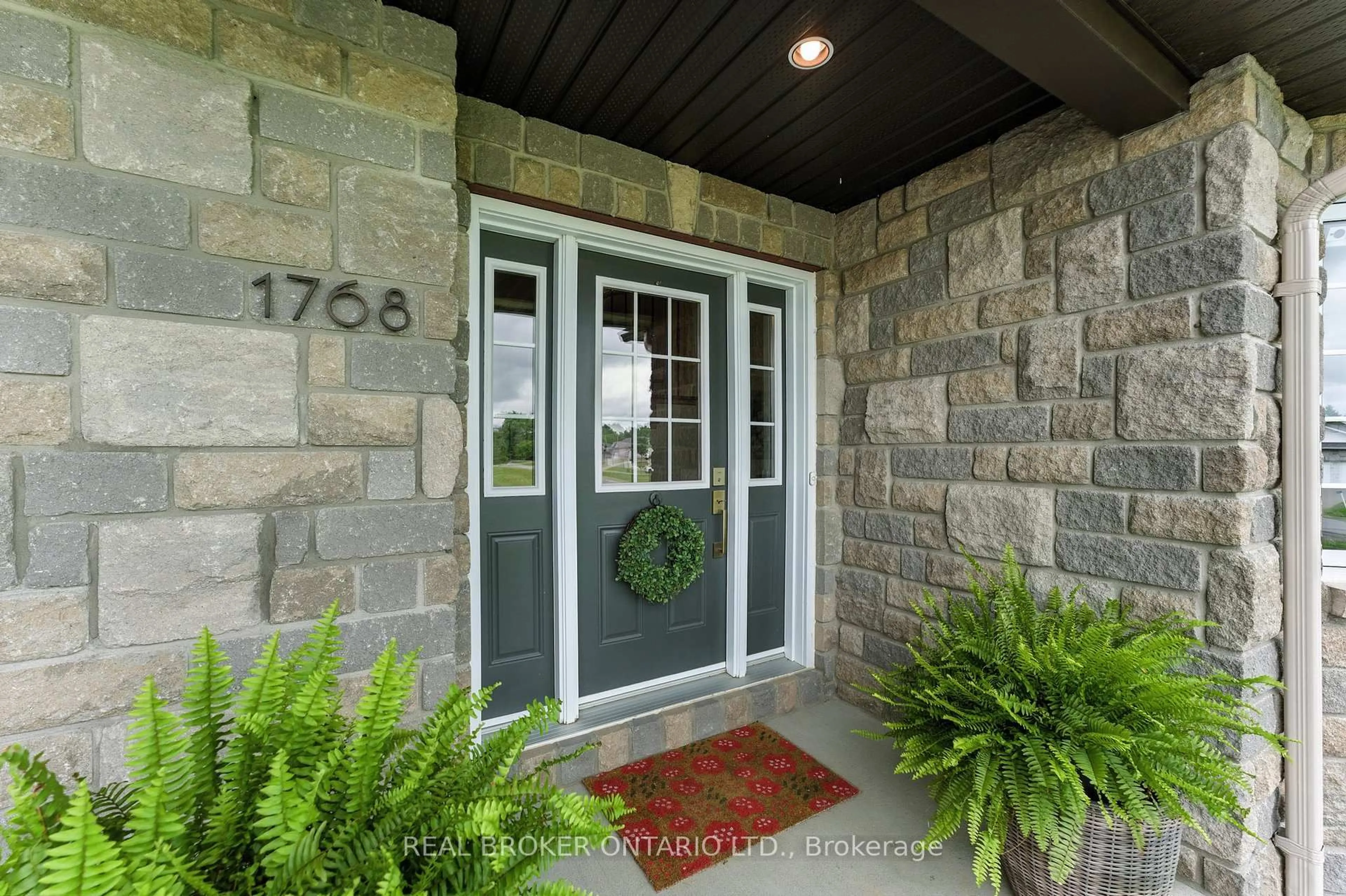Indoor entryway for 1768 Coleman Cres, North Dundas Ontario K0E 1S0