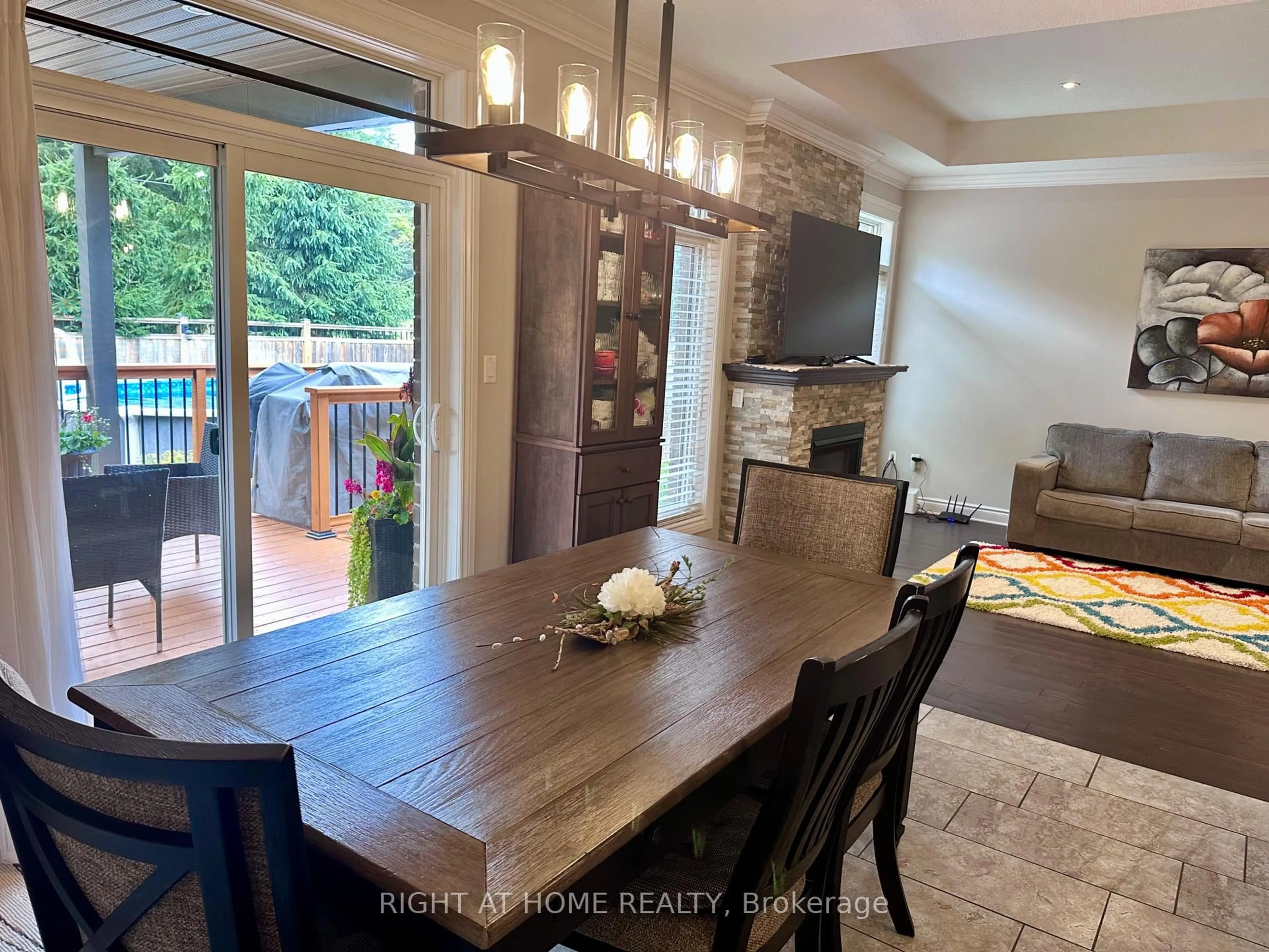 Open concept kitchen, wood/laminate floor for 1 Drake Crt, Strathroy-Caradoc Ontario N7G 0E1