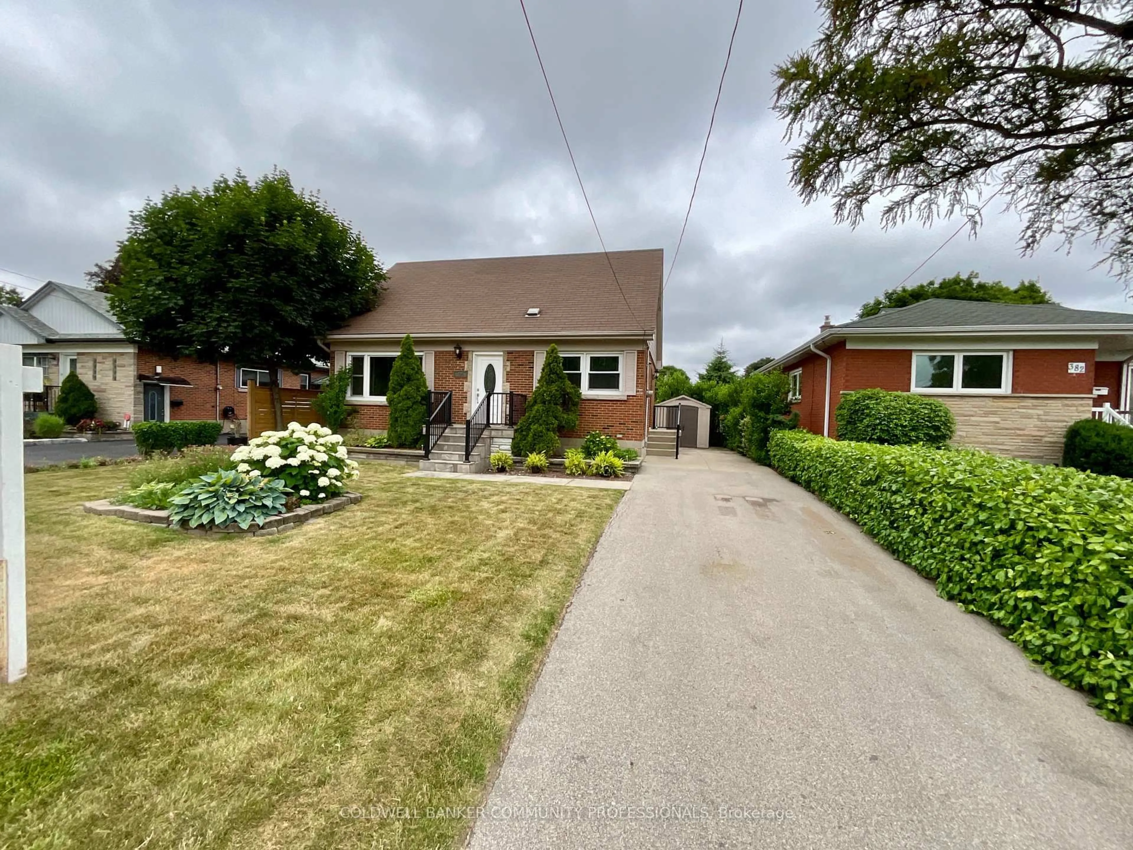 A pic from outside/outdoor area/front of a property/back of a property/a pic from drone, street for 384 Upper Kenilworth Ave, Hamilton Ontario L8T 4G5