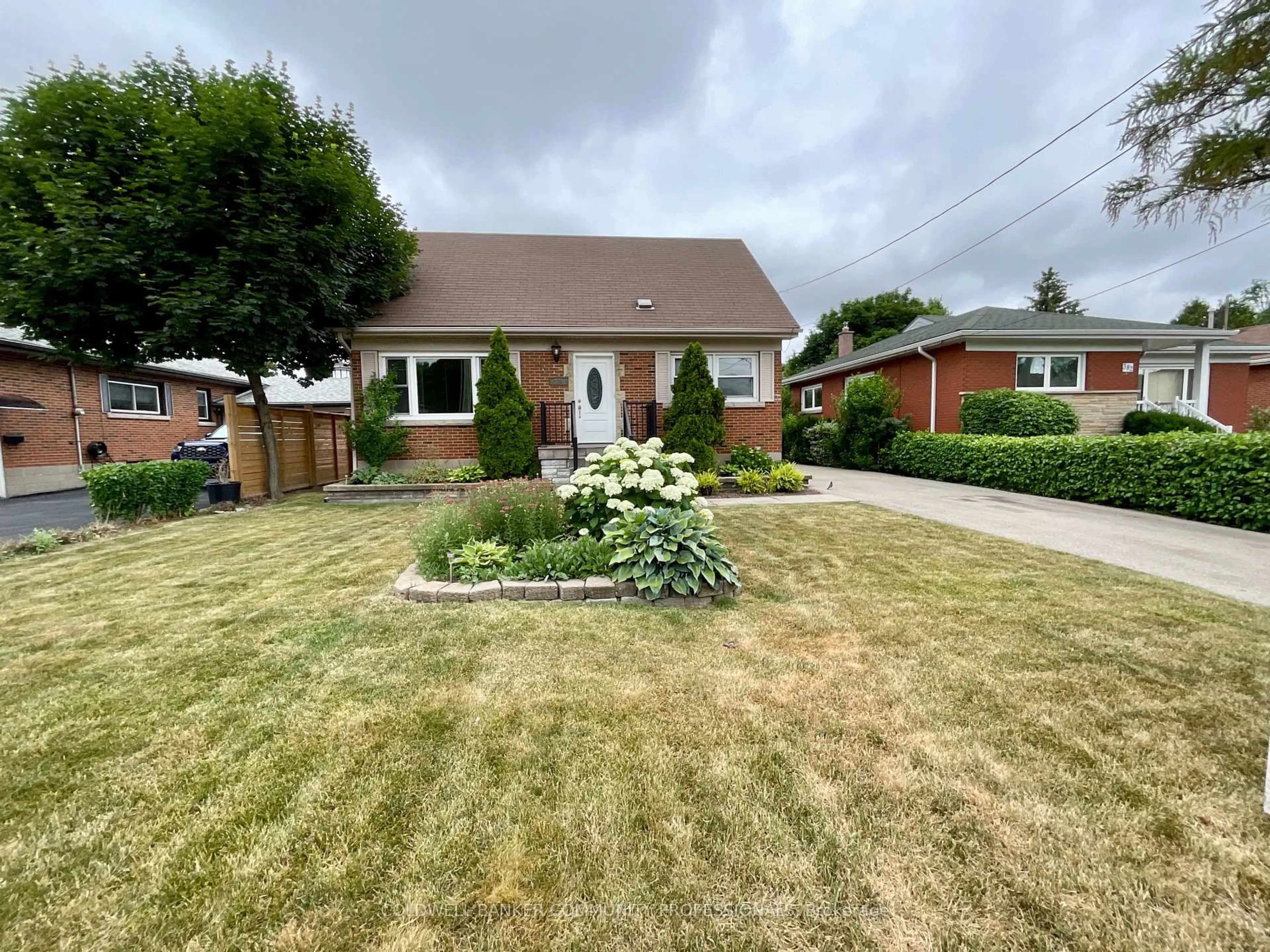 A pic from outside/outdoor area/front of a property/back of a property/a pic from drone, street for 384 Upper Kenilworth Ave, Hamilton Ontario L8T 4G5
