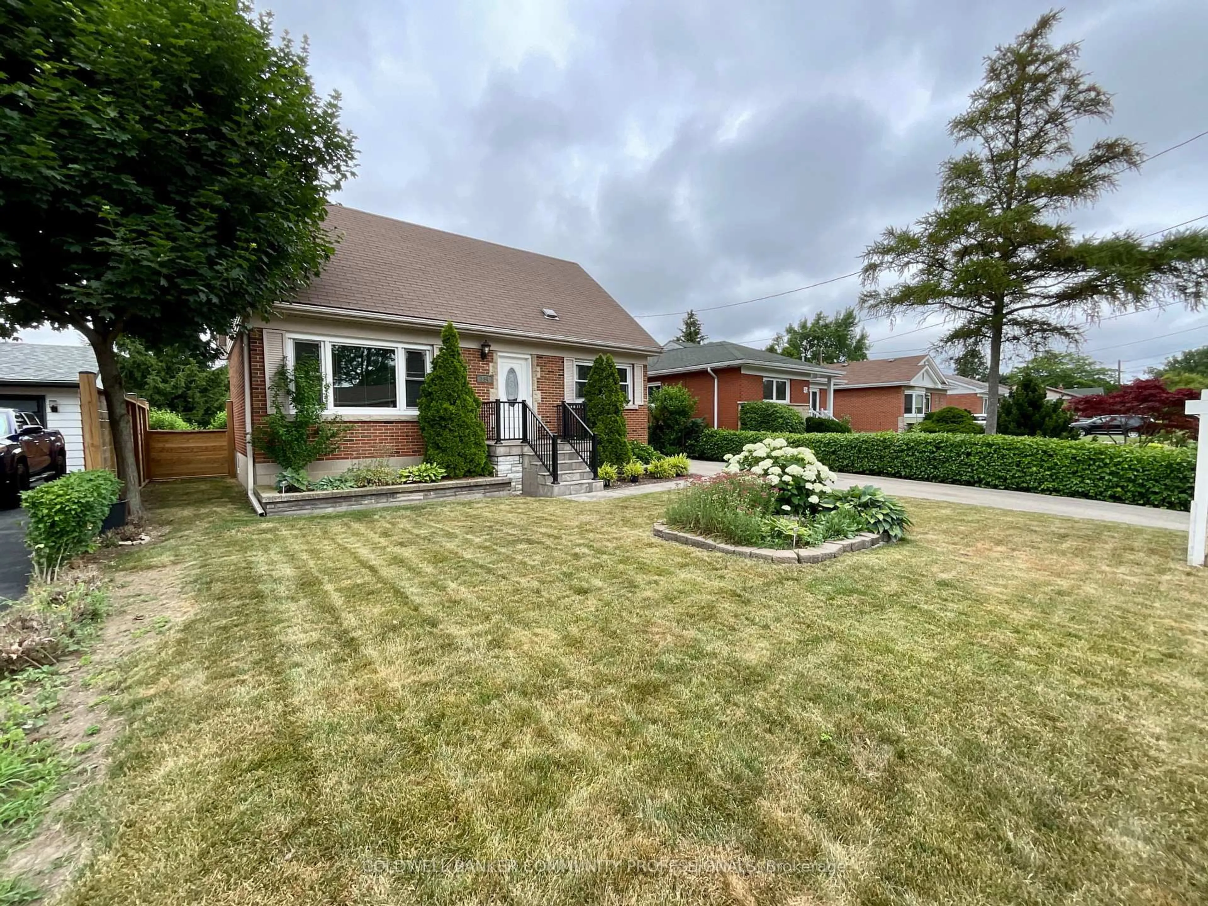 A pic from outside/outdoor area/front of a property/back of a property/a pic from drone, street for 384 Upper Kenilworth Ave, Hamilton Ontario L8T 4G5