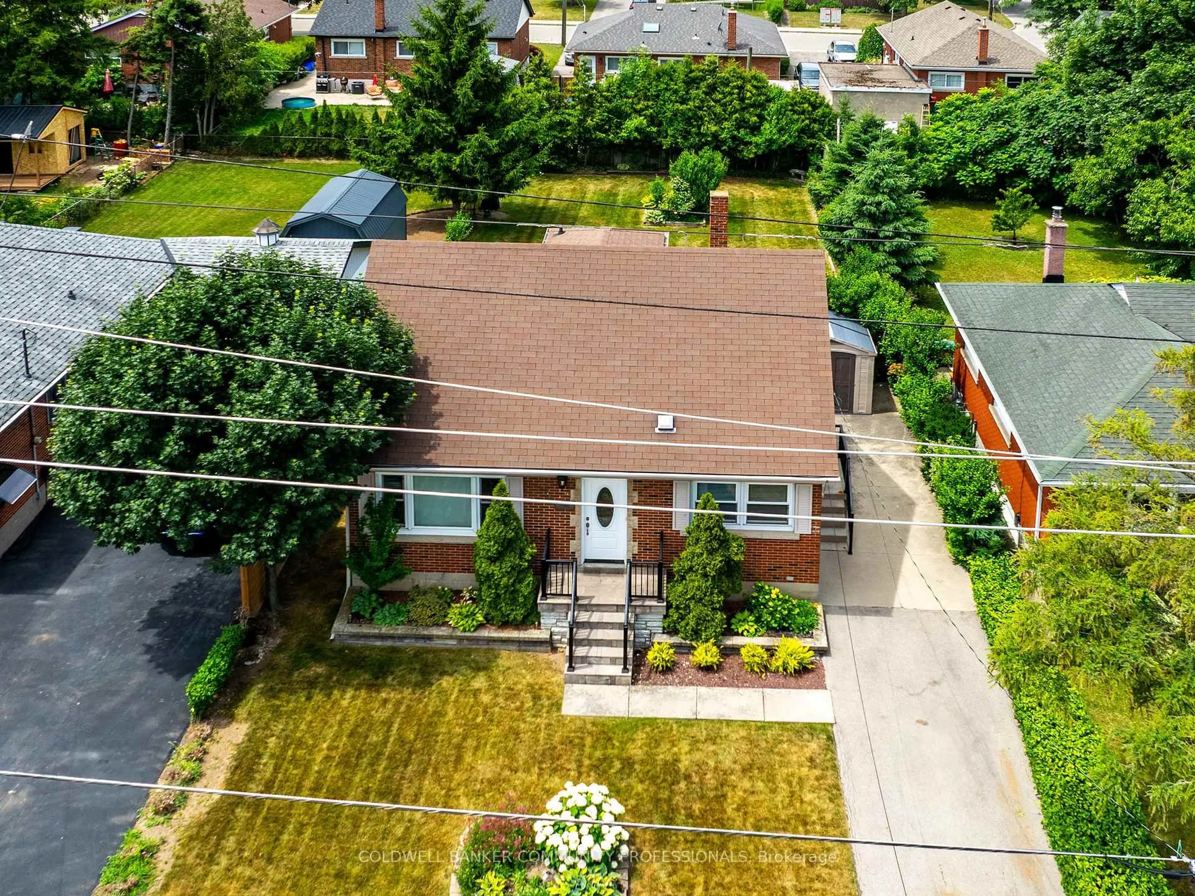 A pic from outside/outdoor area/front of a property/back of a property/a pic from drone, street for 384 Upper Kenilworth Ave, Hamilton Ontario L8T 4G5