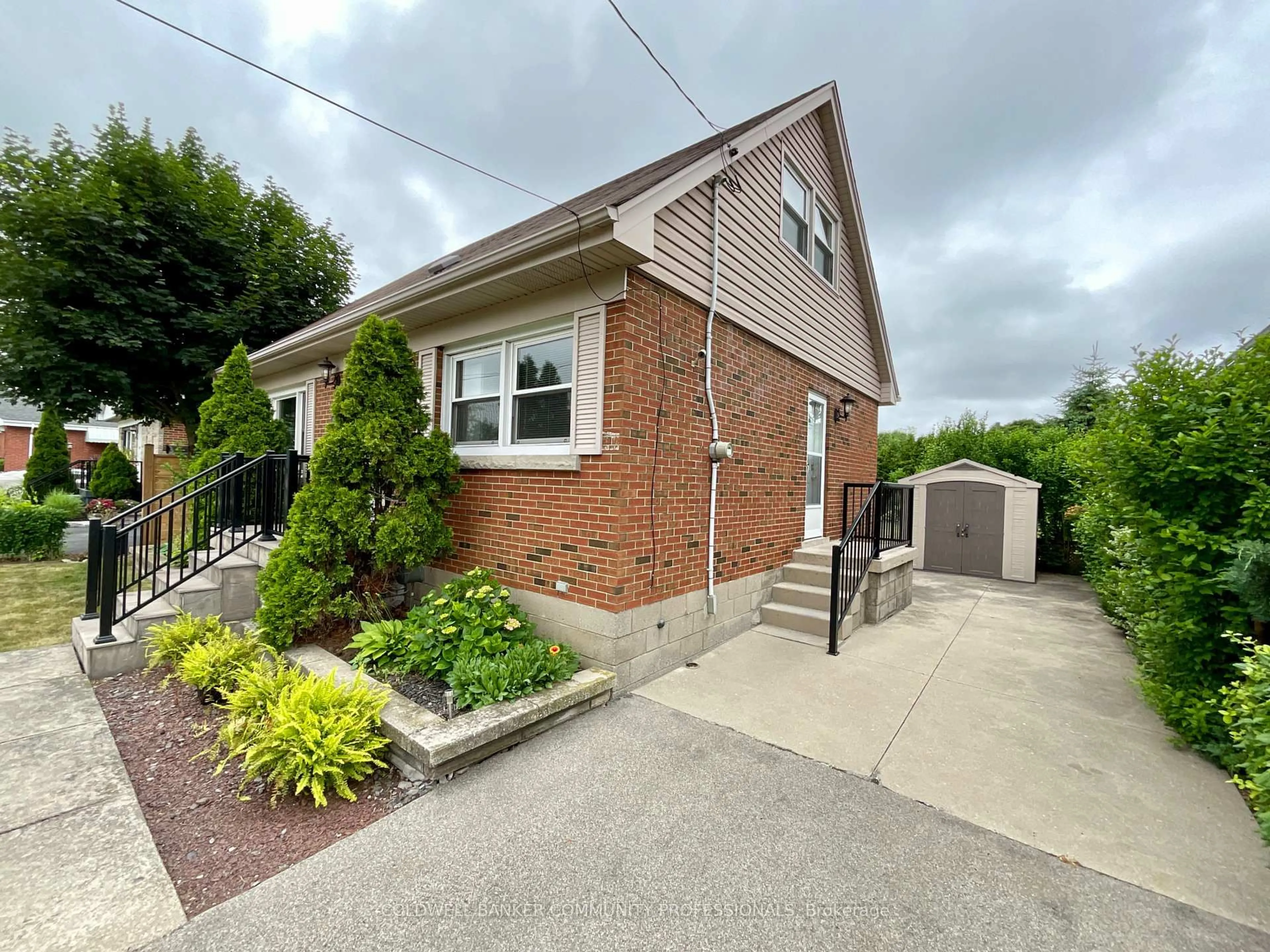 Home with brick exterior material, street for 384 Upper Kenilworth Ave, Hamilton Ontario L8T 4G5
