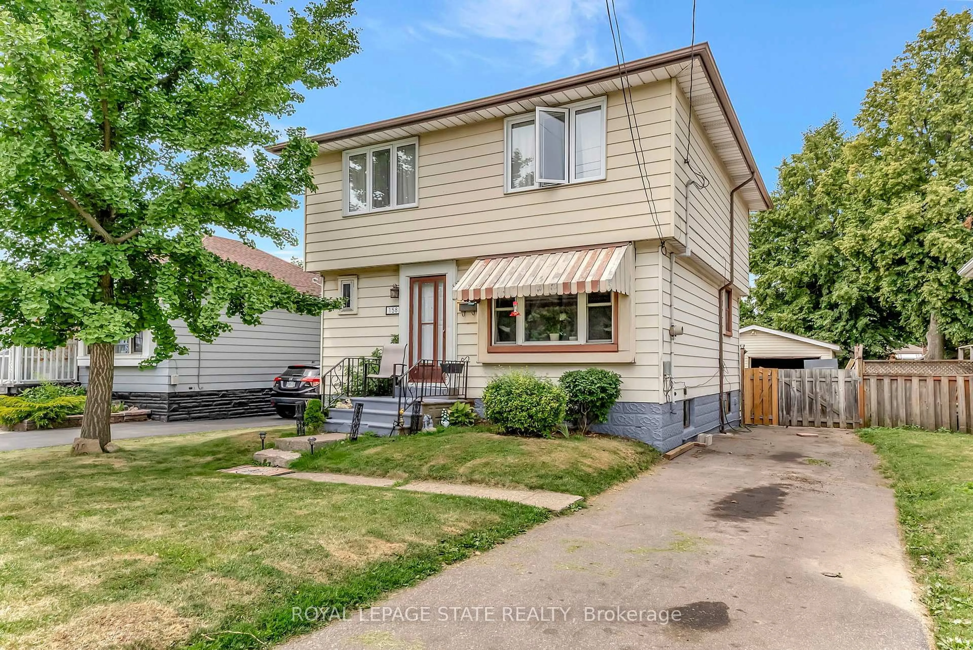 Home with vinyl exterior material, street for 158 East 26th St, Hamilton Ontario L8V 3C6