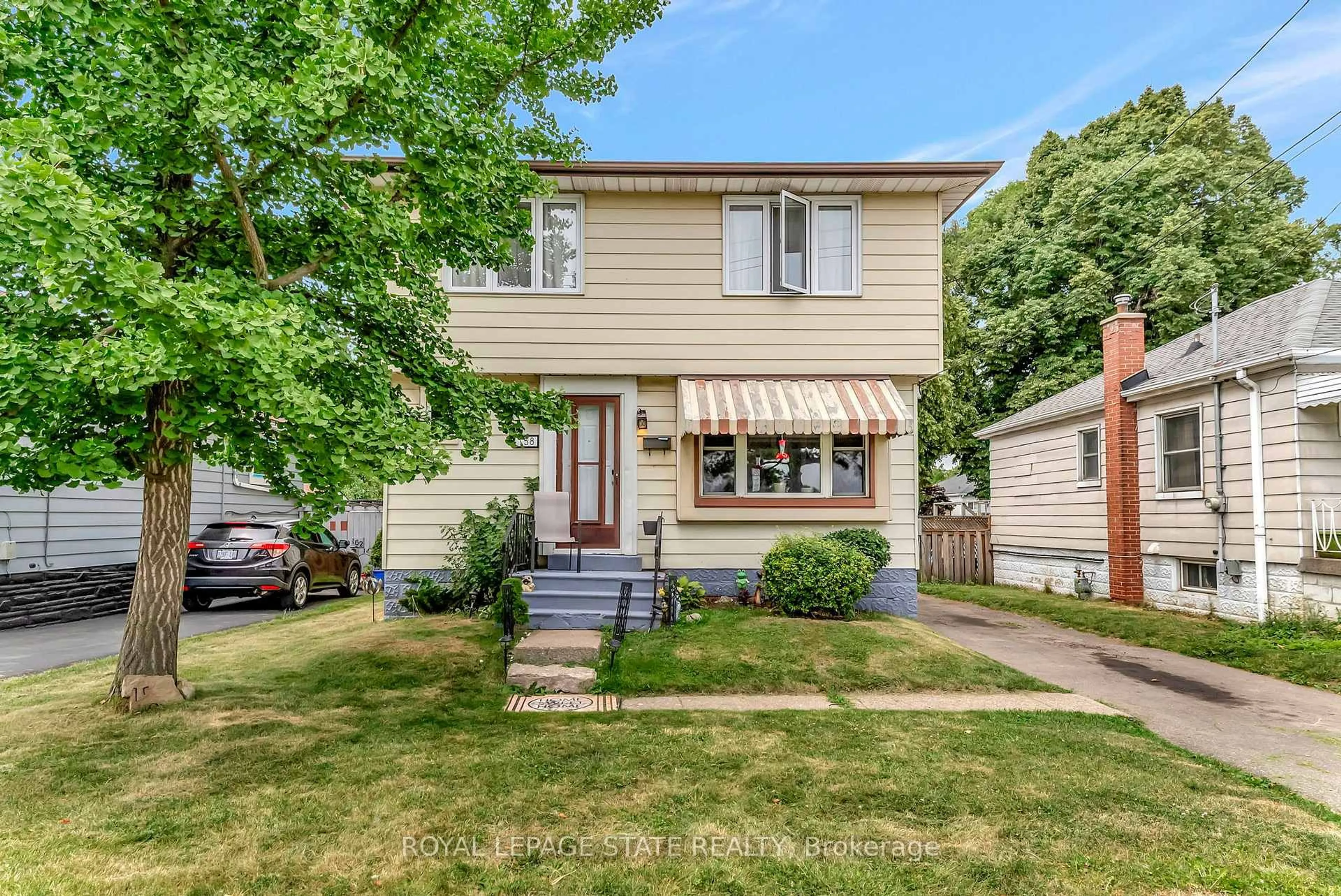 Home with vinyl exterior material, street for 158 East 26th St, Hamilton Ontario L8V 3C6