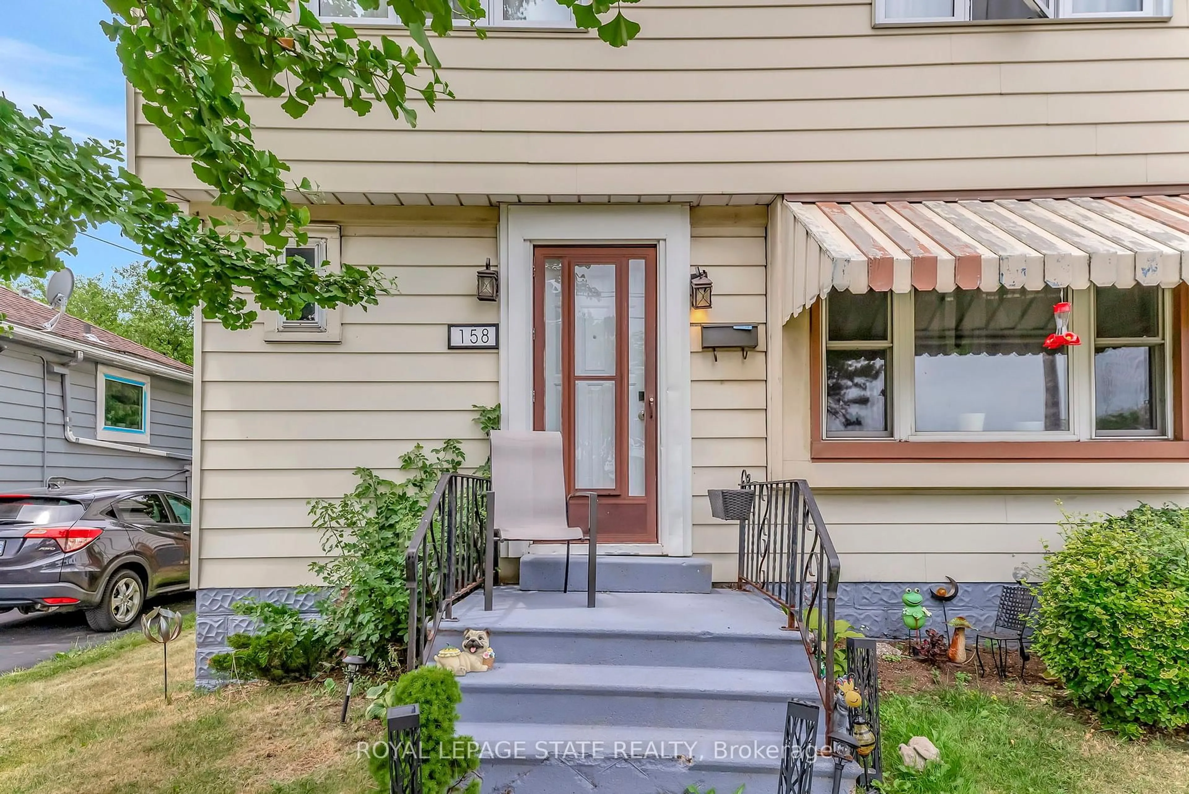 Indoor entryway for 158 East 26th St, Hamilton Ontario L8V 3C6