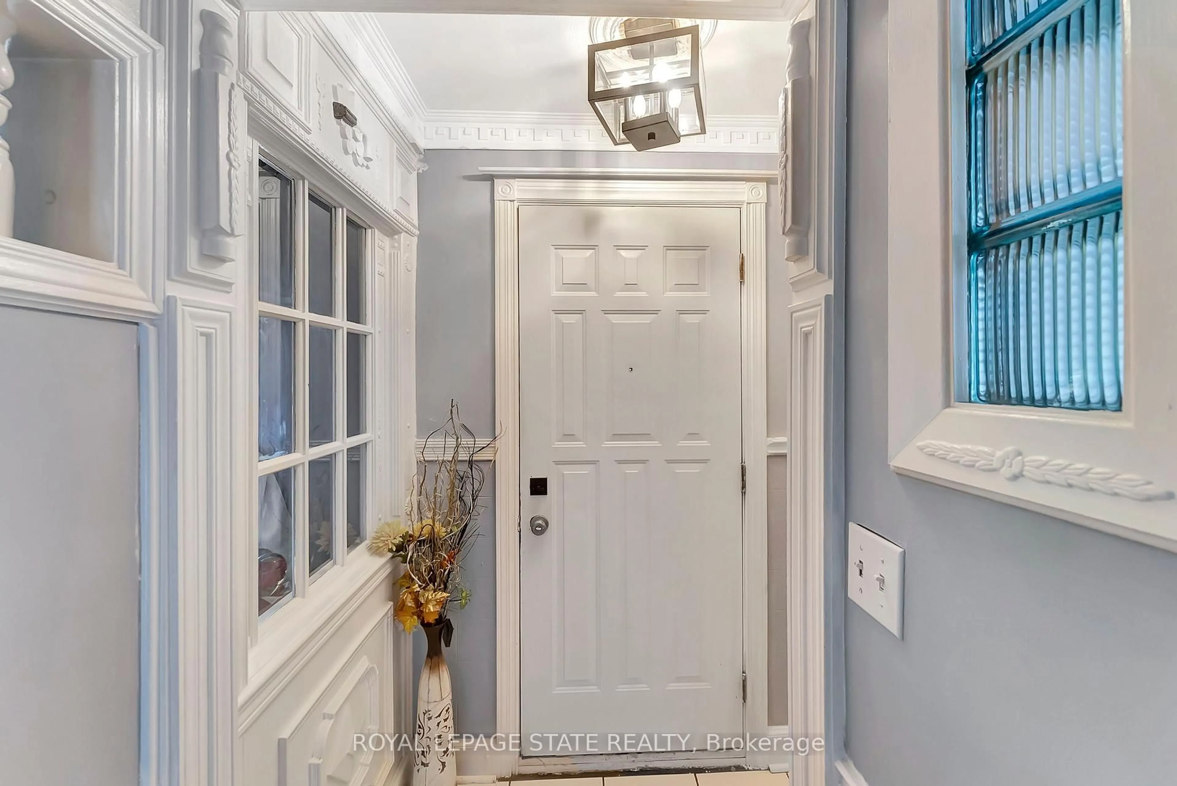 Indoor entryway for 158 East 26th St, Hamilton Ontario L8V 3C6