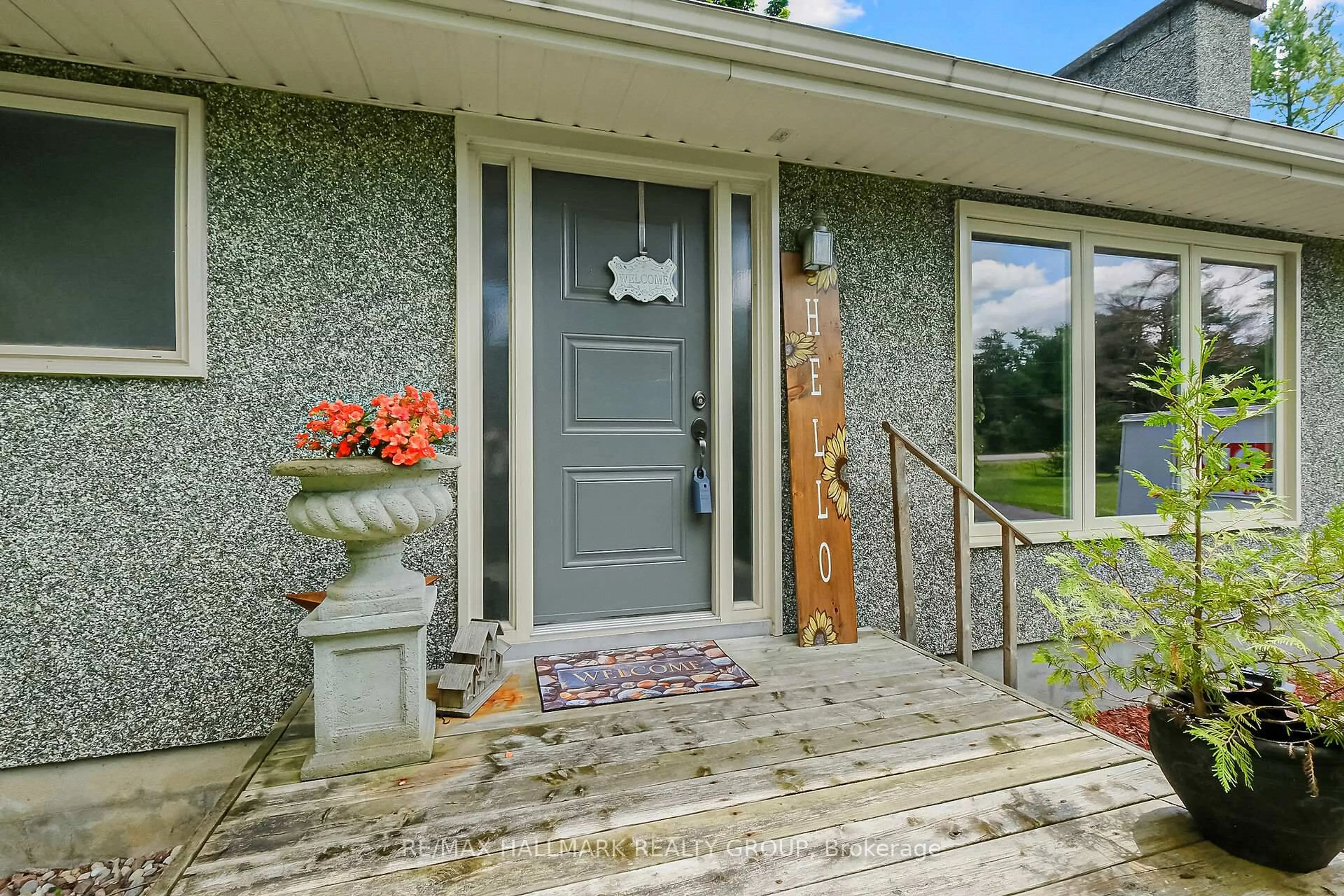 Indoor entryway for 1048 Kerwin Rd, Ottawa Ontario K2K 1X7