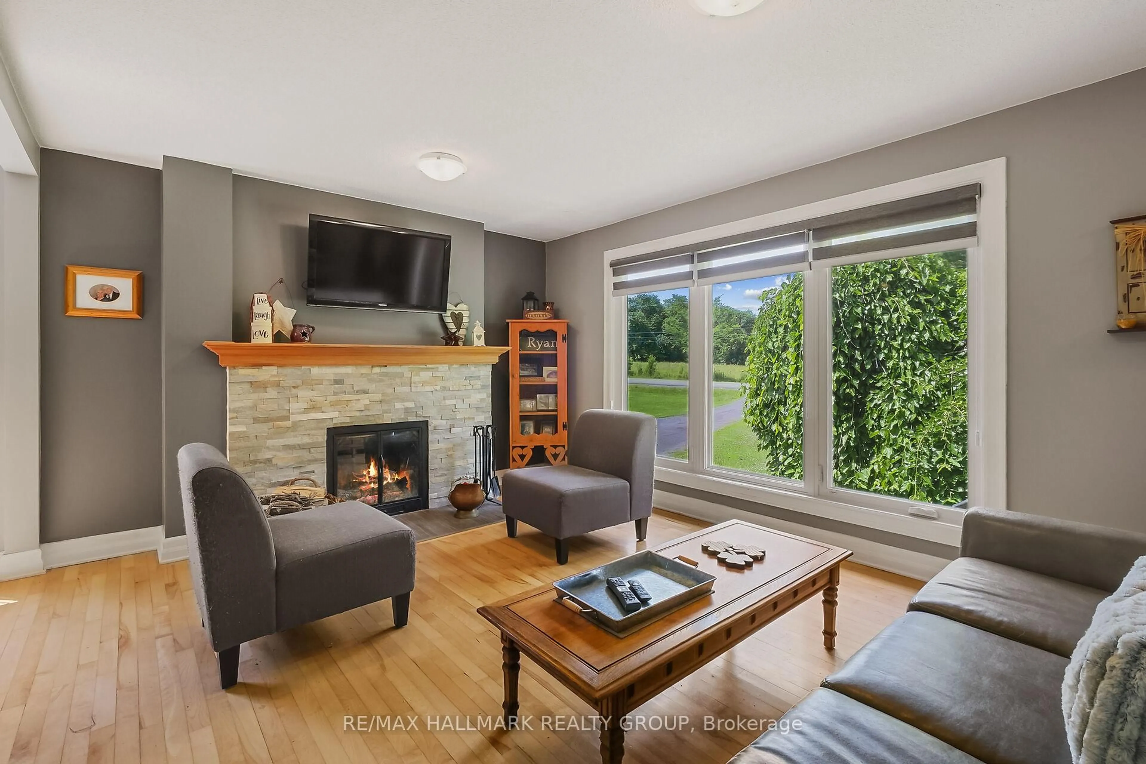 Living room with furniture, unknown for 1048 Kerwin Rd, Ottawa Ontario K2K 1X7