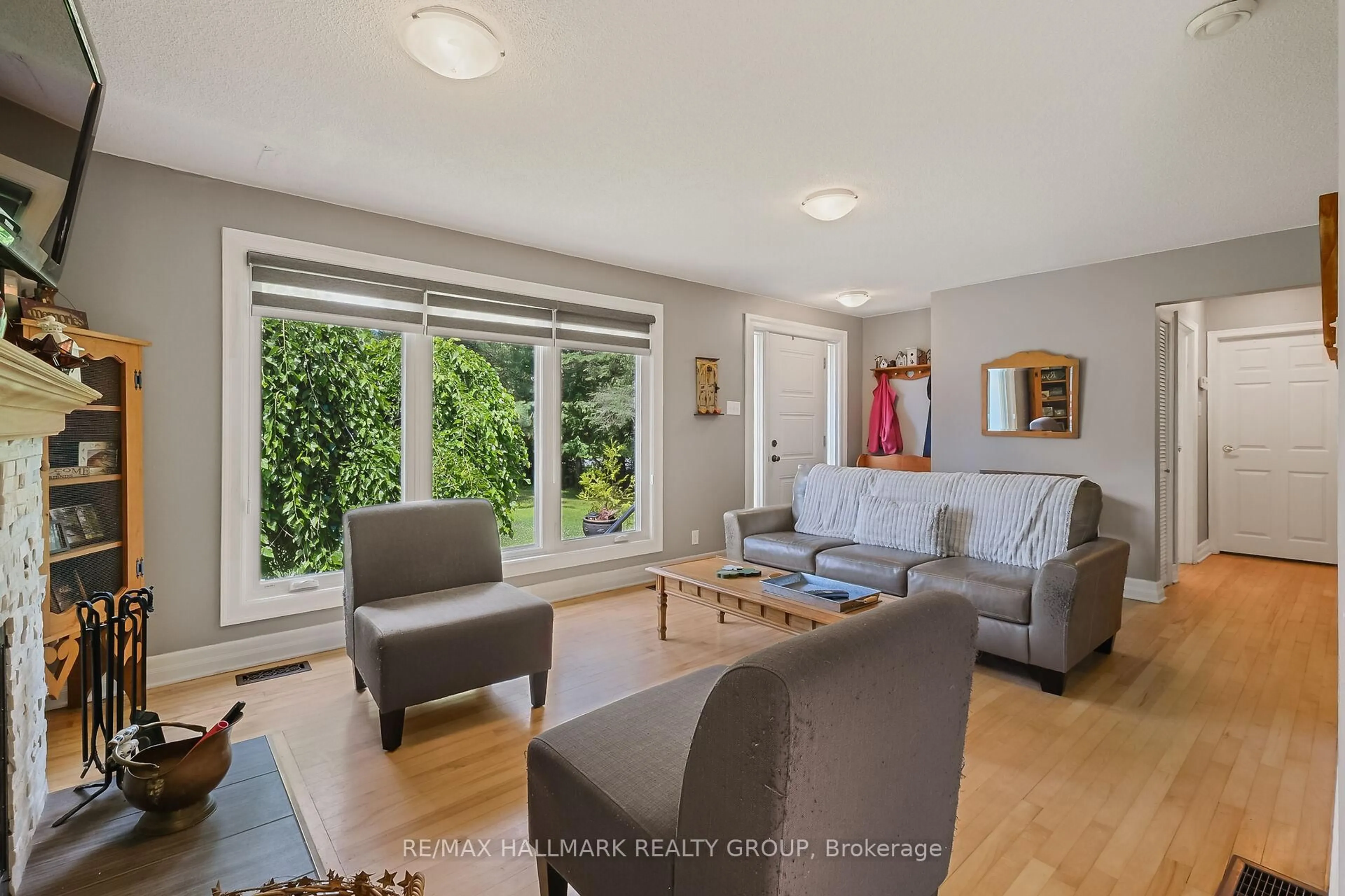 Living room with furniture, unknown for 1048 Kerwin Rd, Ottawa Ontario K2K 1X7