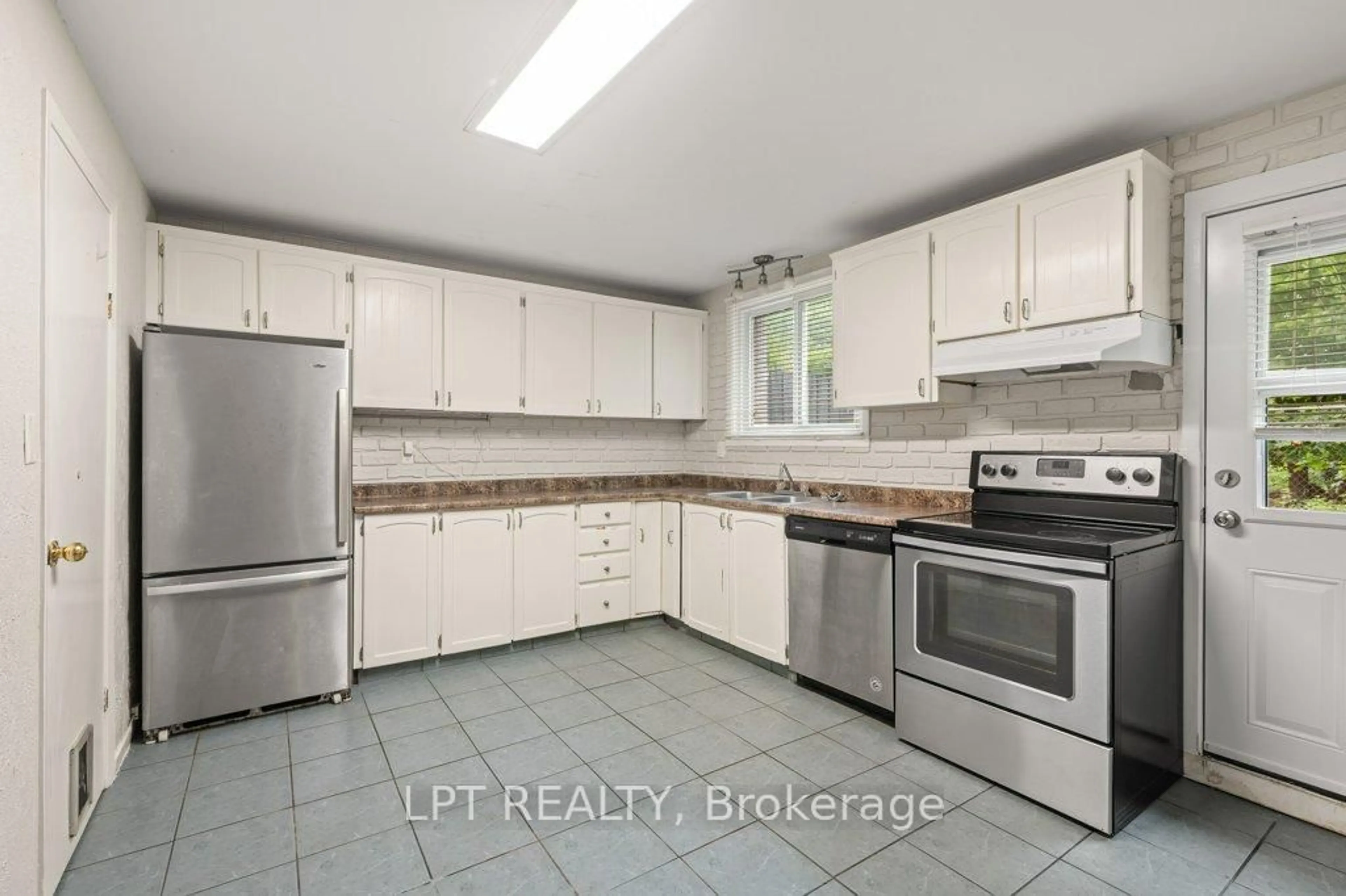 Standard kitchen, unknown for 4427 Bath Rd #30, Loyalist Ontario K7N 1A1