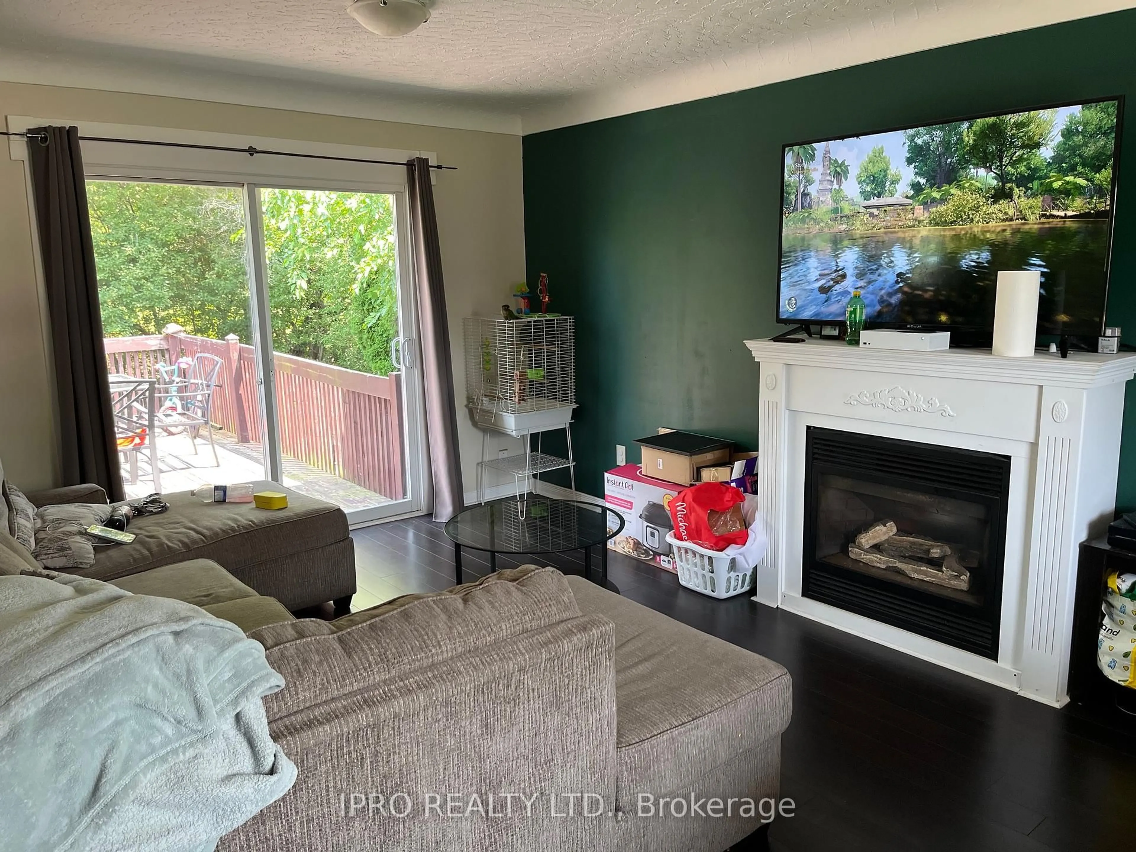 Living room with furniture, wood/laminate floor for 40 Brookdale Ave, St. Catharines Ontario L2T 2T5