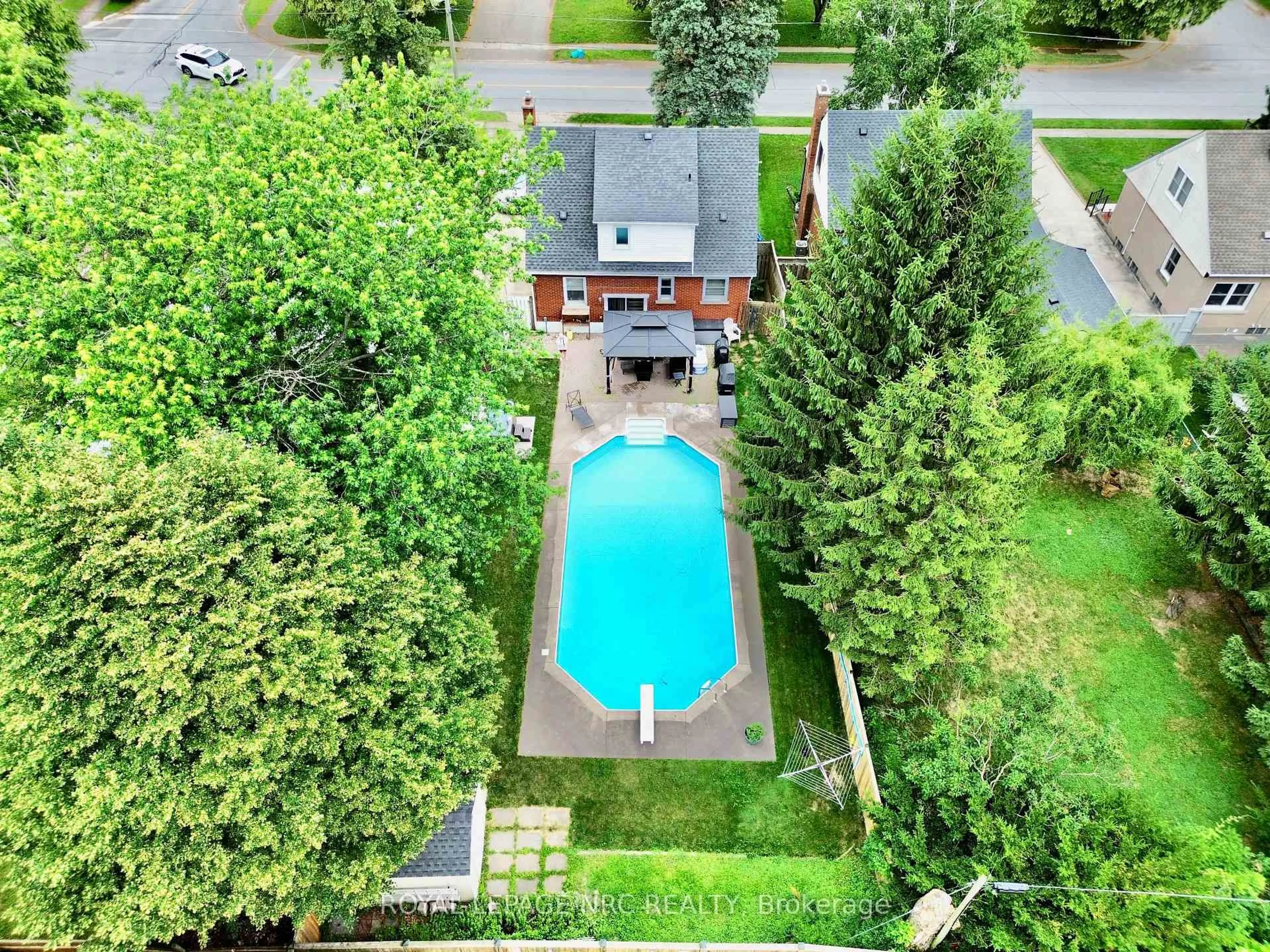 A pic from outside/outdoor area/front of a property/back of a property/a pic from drone, street for 6967 Dell Ave, Niagara Falls Ontario L2G 4W1