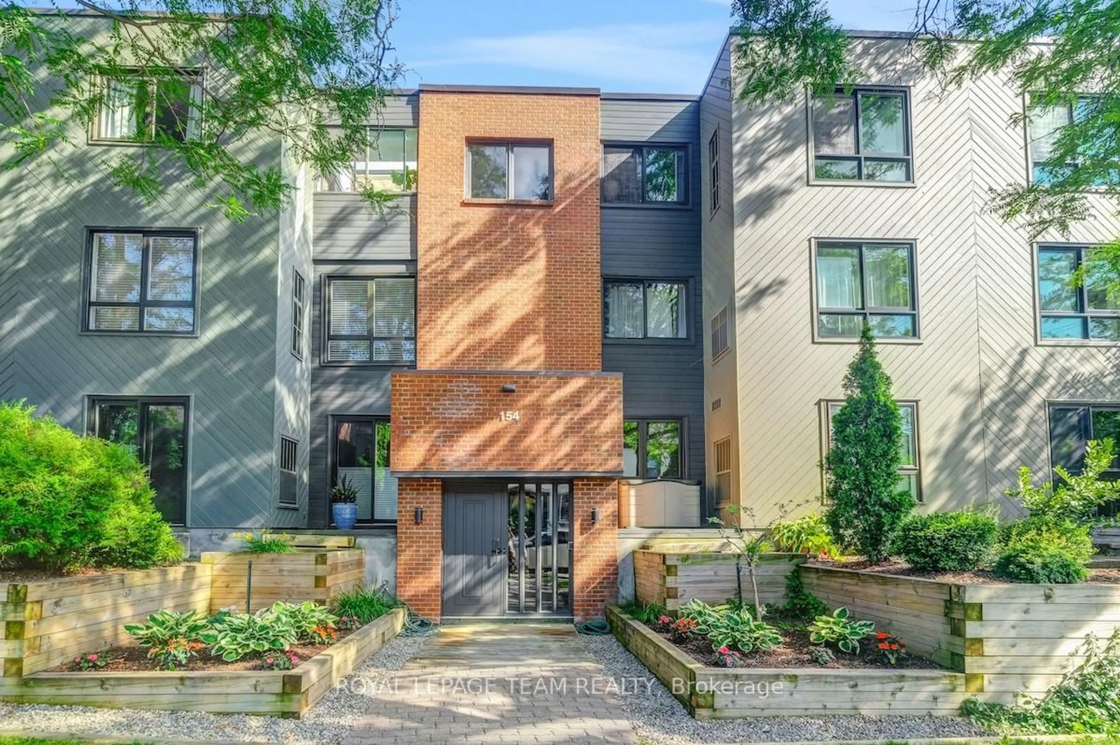 Home with brick exterior material, street for 154 Waverley St #2A, Ottawa Ontario K2P 0V4