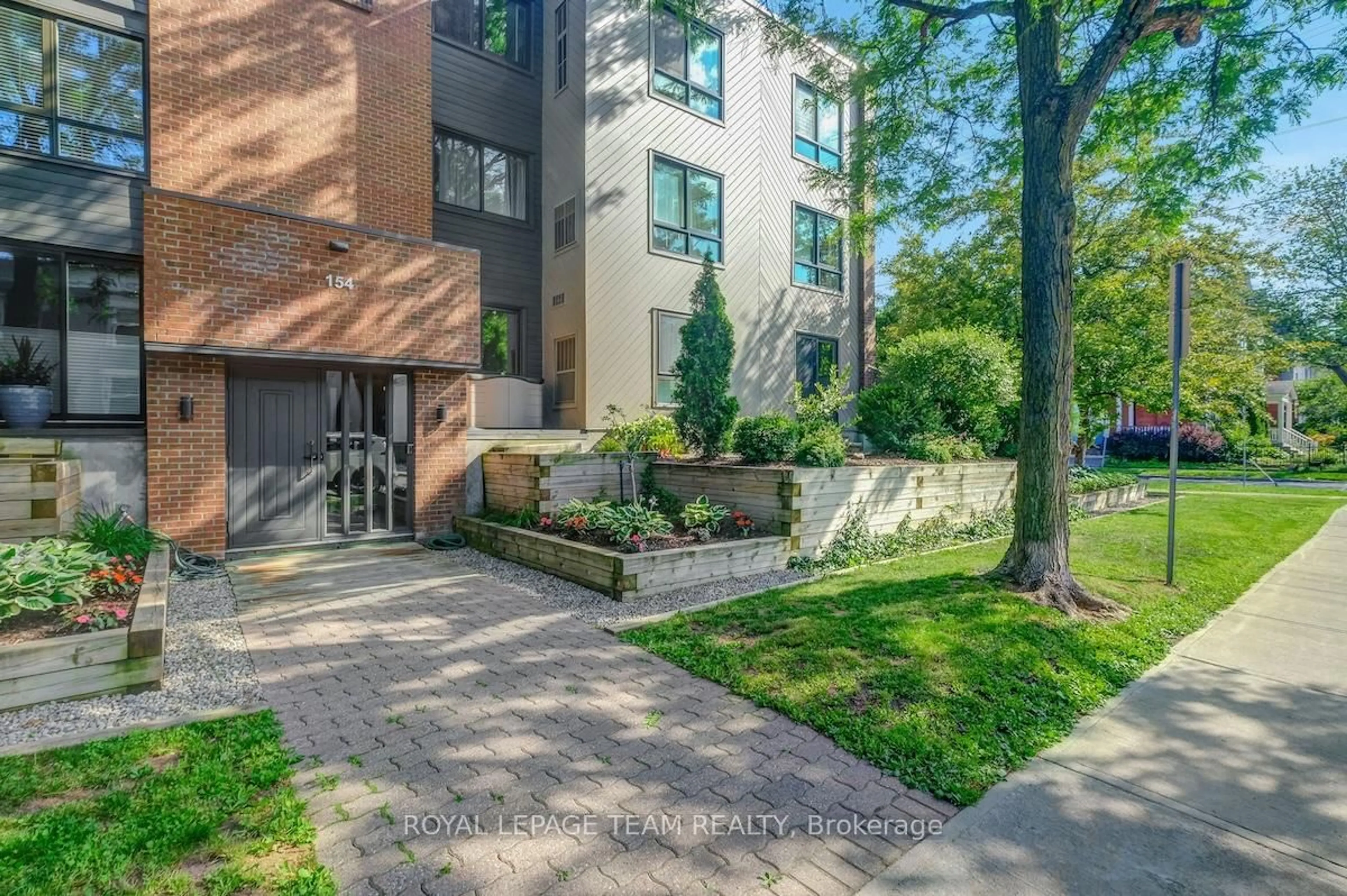 Unknown for 154 Waverley St #2A, Ottawa Ontario K2P 0V4