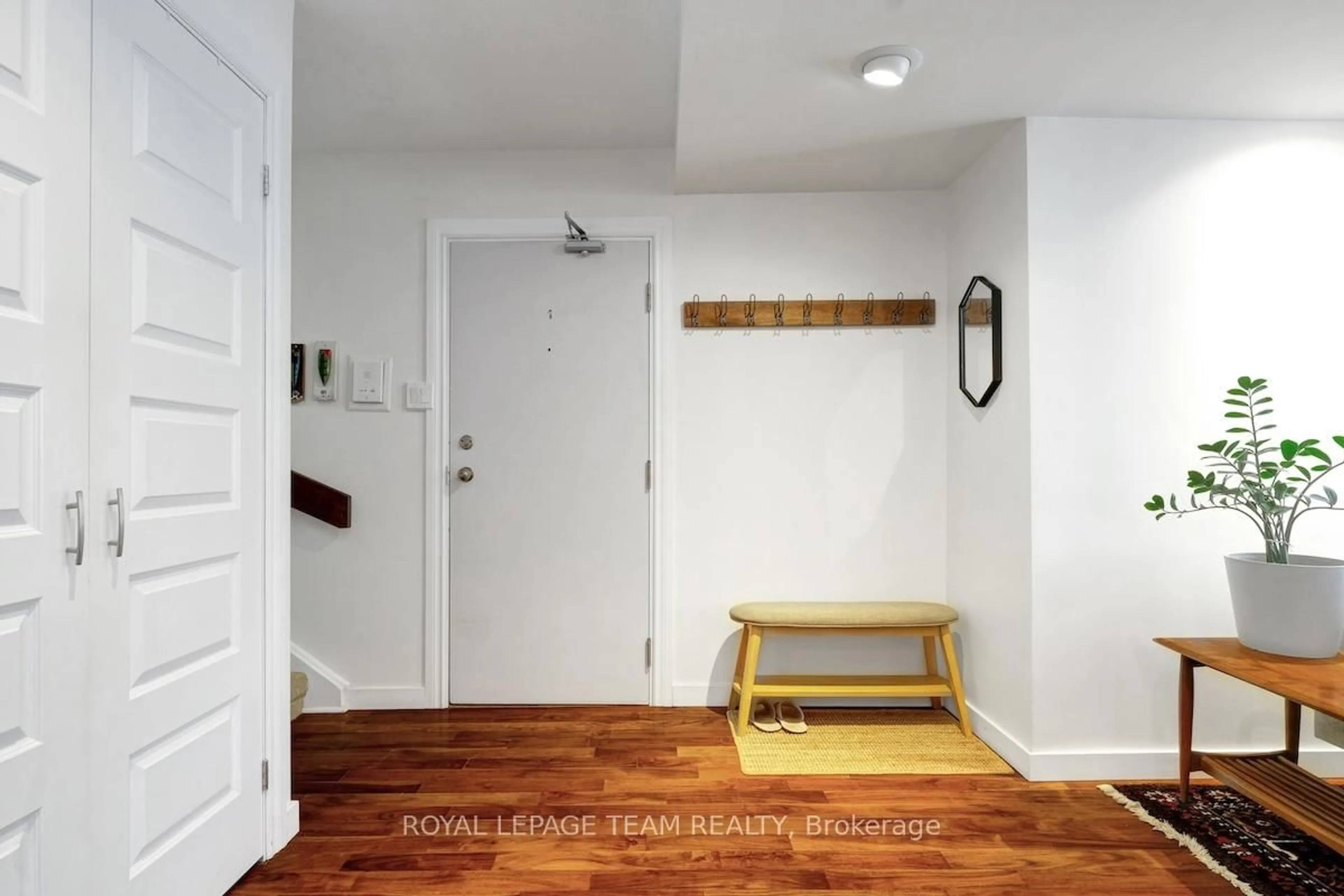 Indoor entryway for 154 Waverley St #2A, Ottawa Ontario K2P 0V4