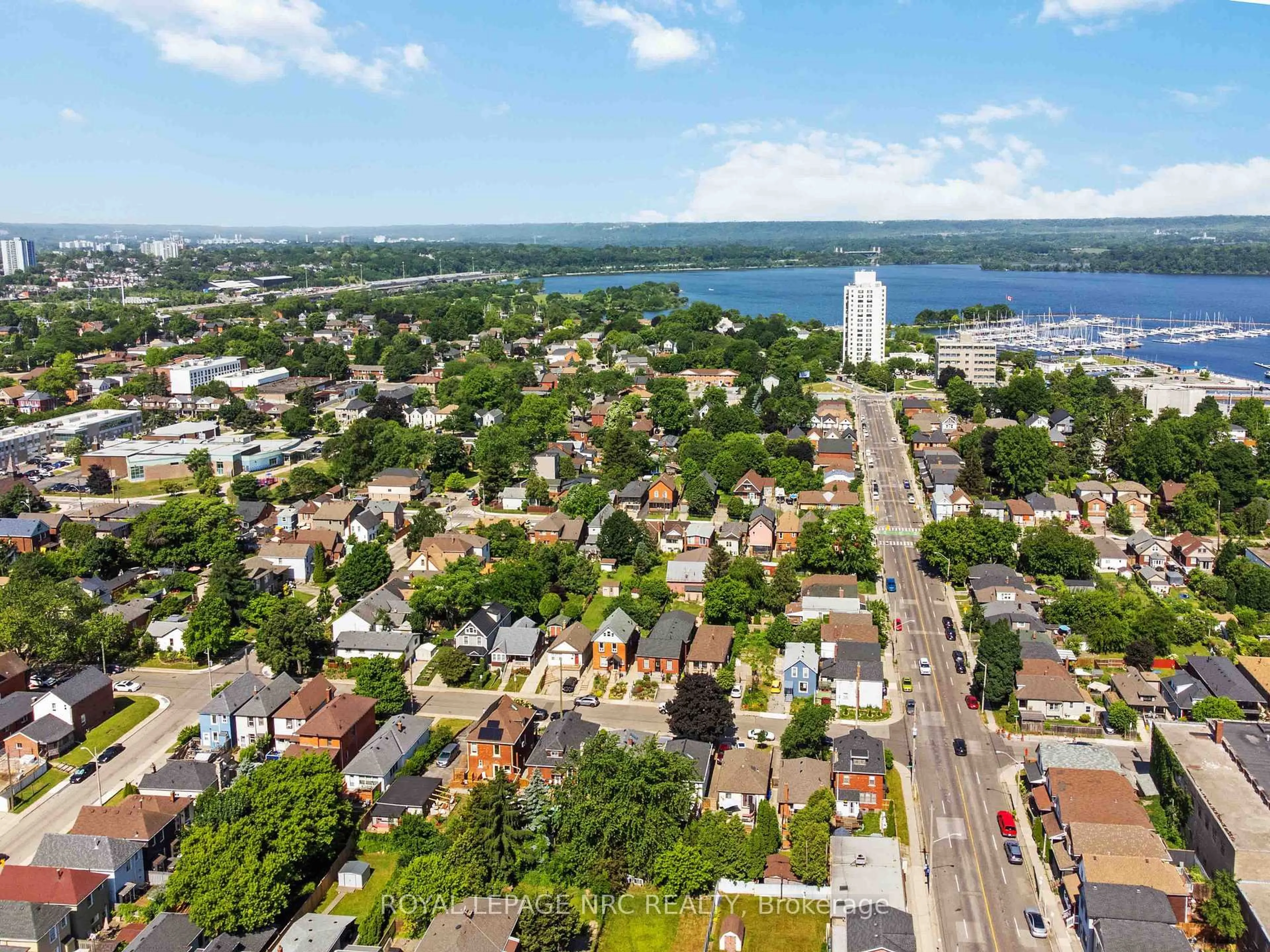 A pic from outside/outdoor area/front of a property/back of a property/a pic from drone, unknown for 514 Catharine St, Hamilton Ontario L8L 4V2