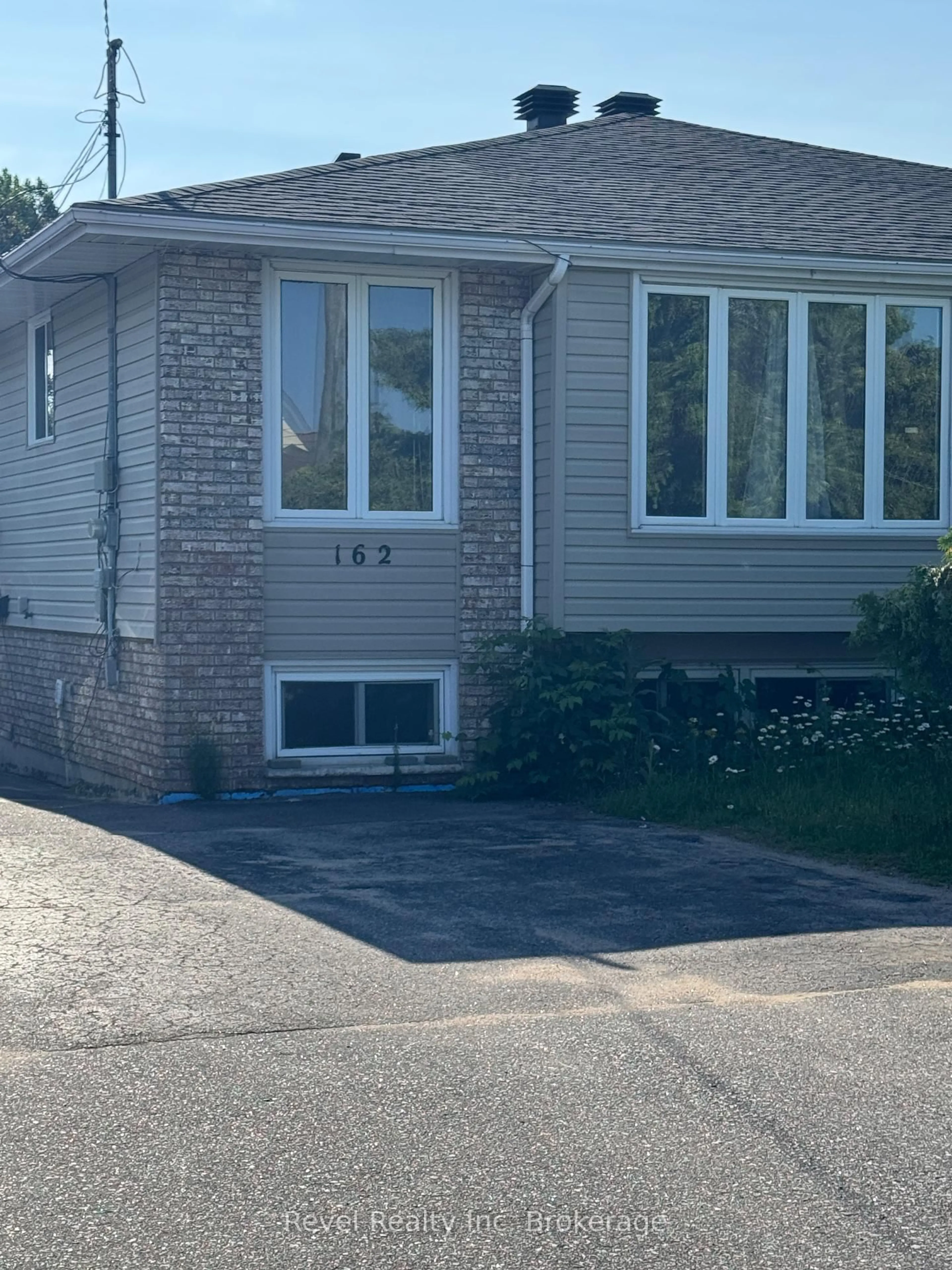 Home with vinyl exterior material, street for 162 Princess St, North Bay Ontario P1B 1P7