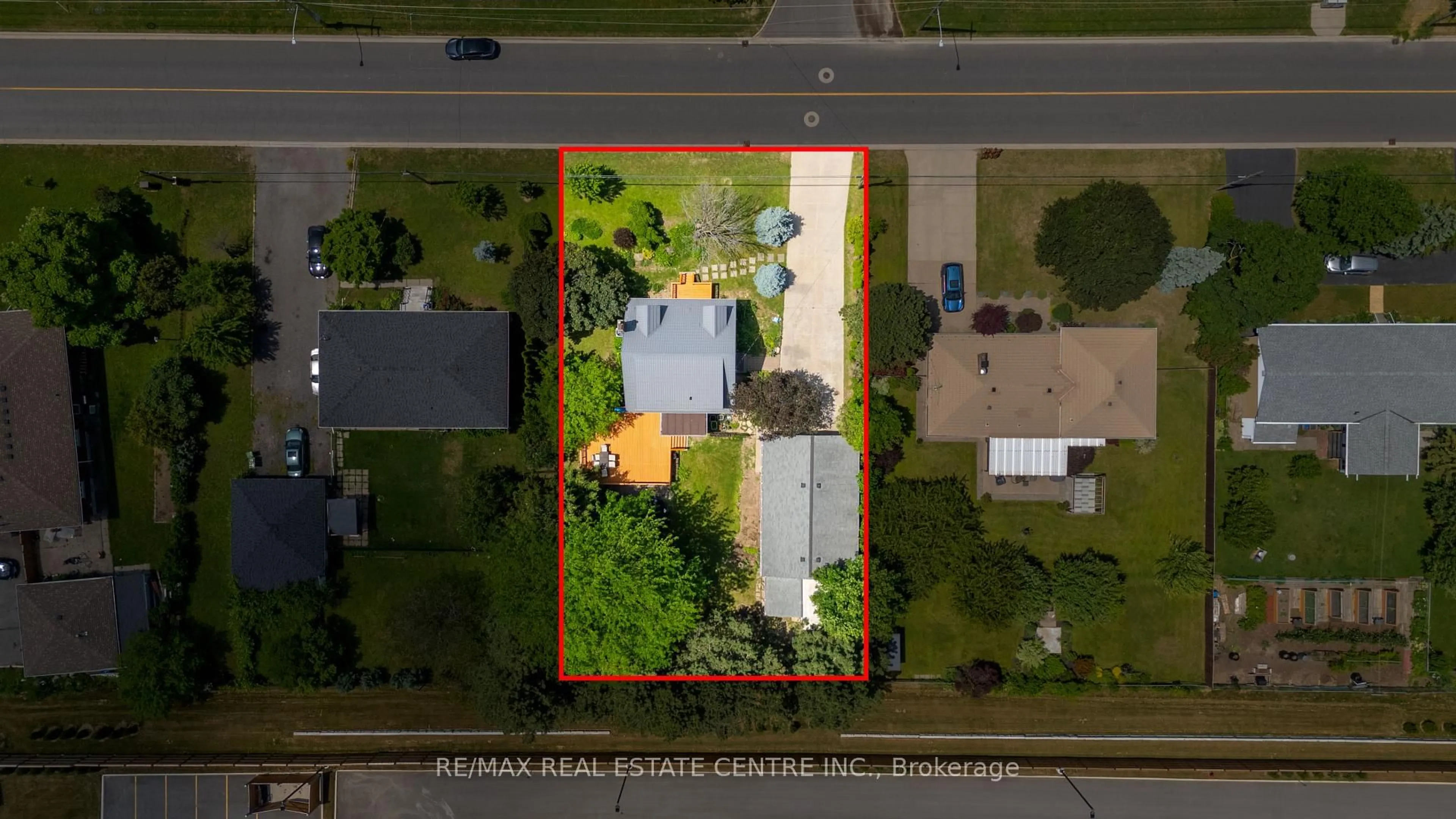 A pic from outside/outdoor area/front of a property/back of a property/a pic from drone, street for 324 McNeilly Rd Rd, Hamilton Ontario L8E 5H4