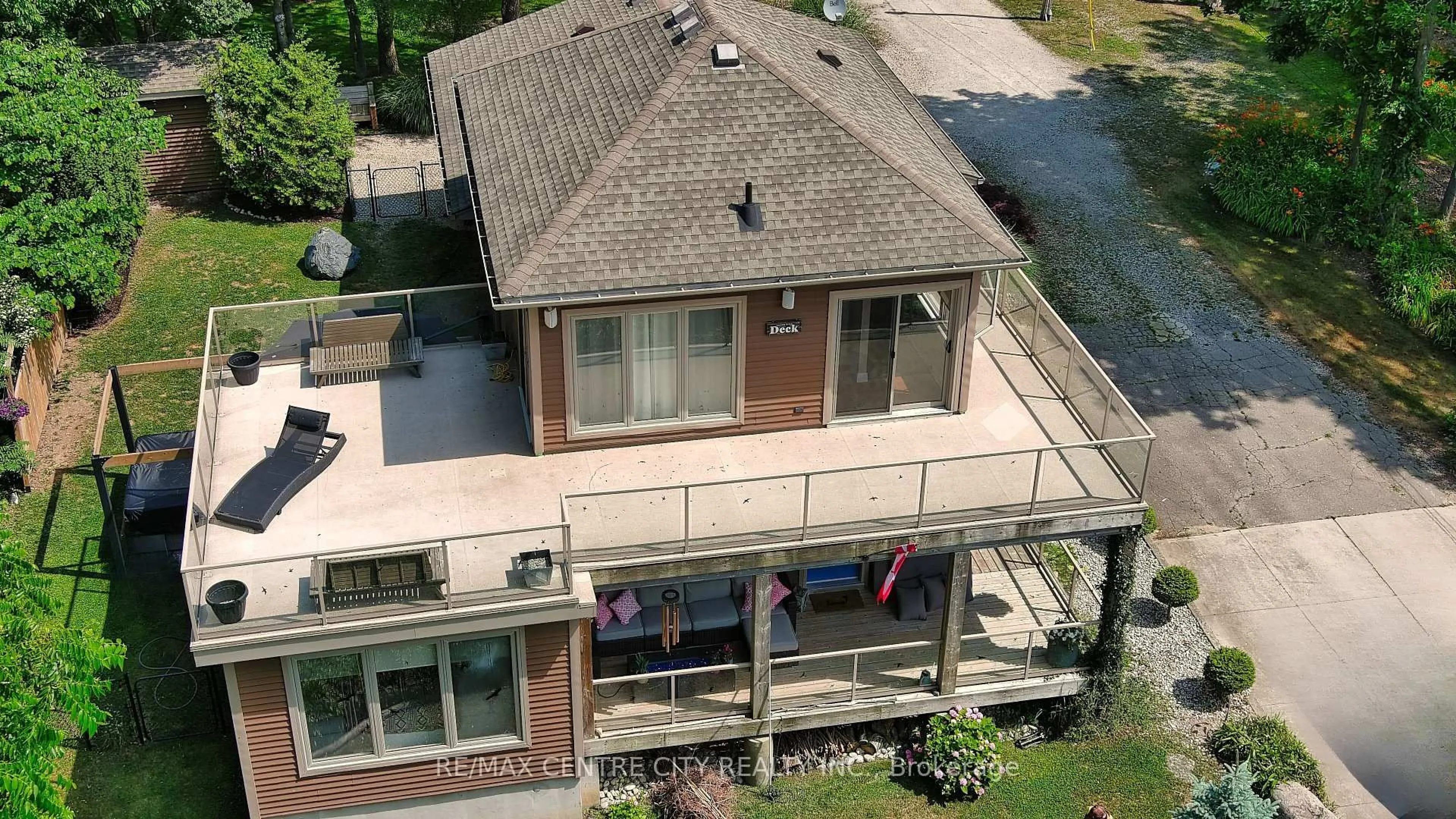 A pic from outside/outdoor area/front of a property/back of a property/a pic from drone, unknown for 136 BRAYSIDE St, Central Elgin Ontario N5L 1A2