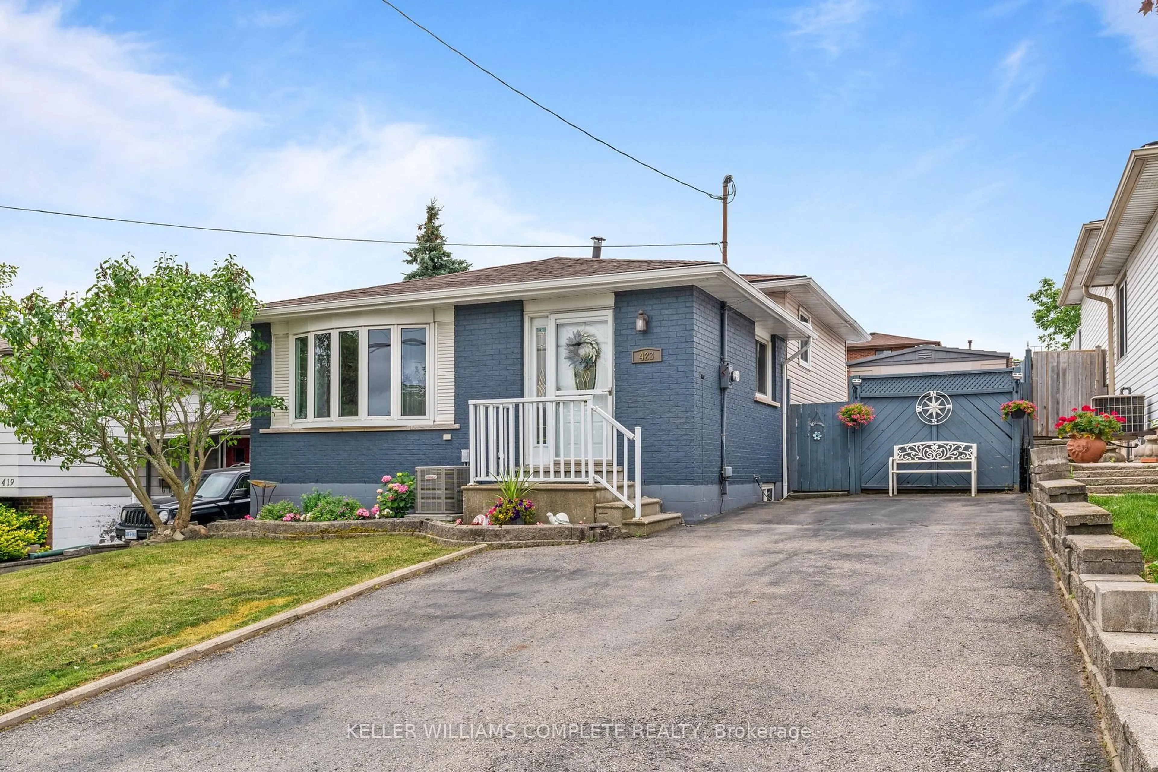 Home with vinyl exterior material, street for 423 QUEEN VICTORIA Dr, Hamilton Ontario L8W 1G7