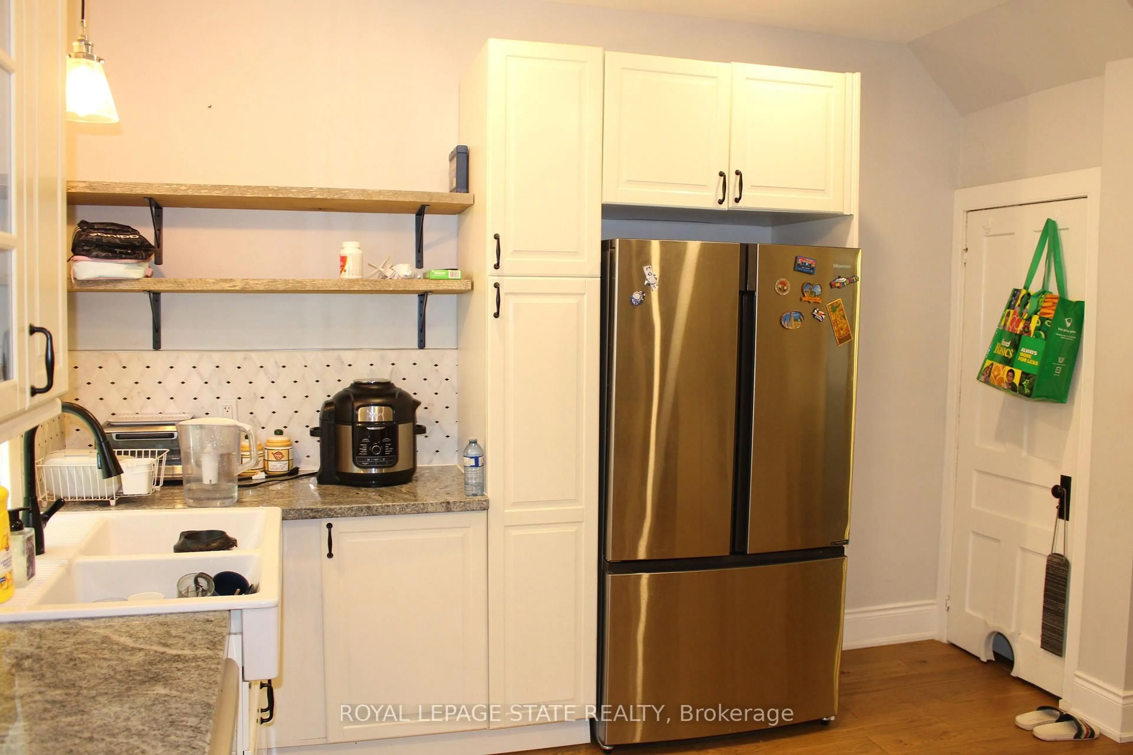 Standard kitchen, unknown for 22 Burlington St, Hamilton Ontario L8L 4G2