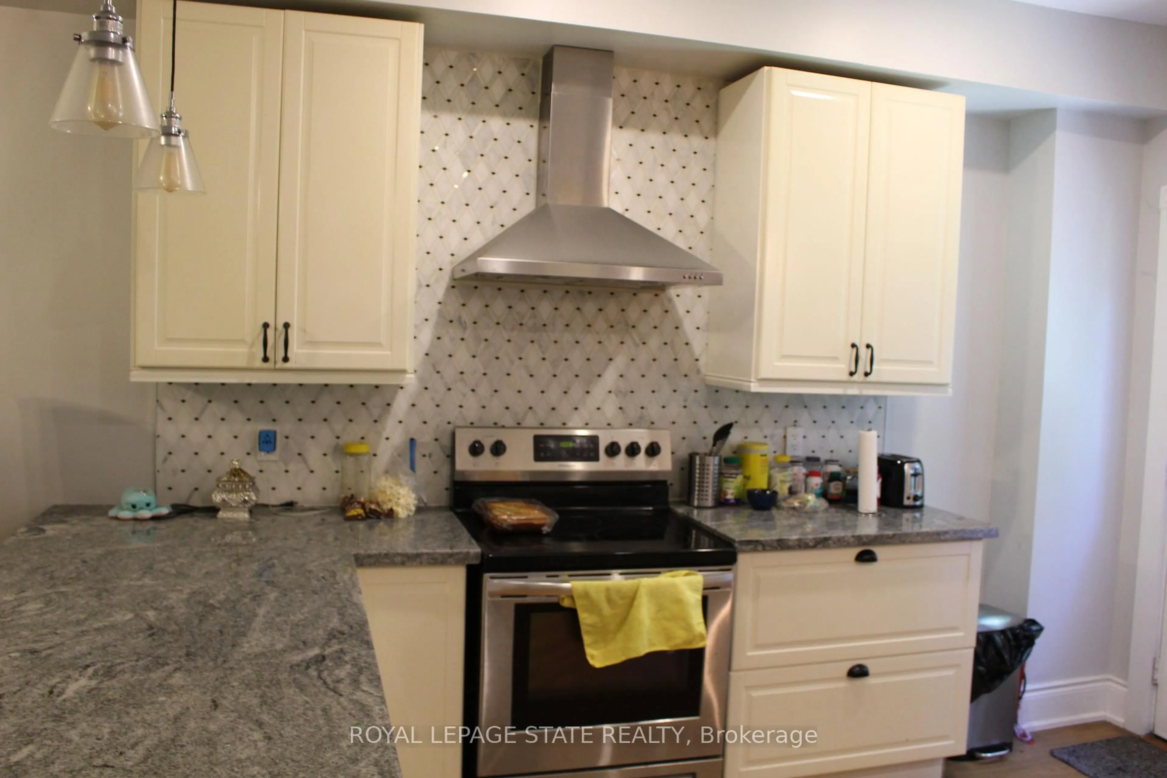 Standard kitchen, ceramic/tile floor for 22 Burlington St, Hamilton Ontario L8L 4G2