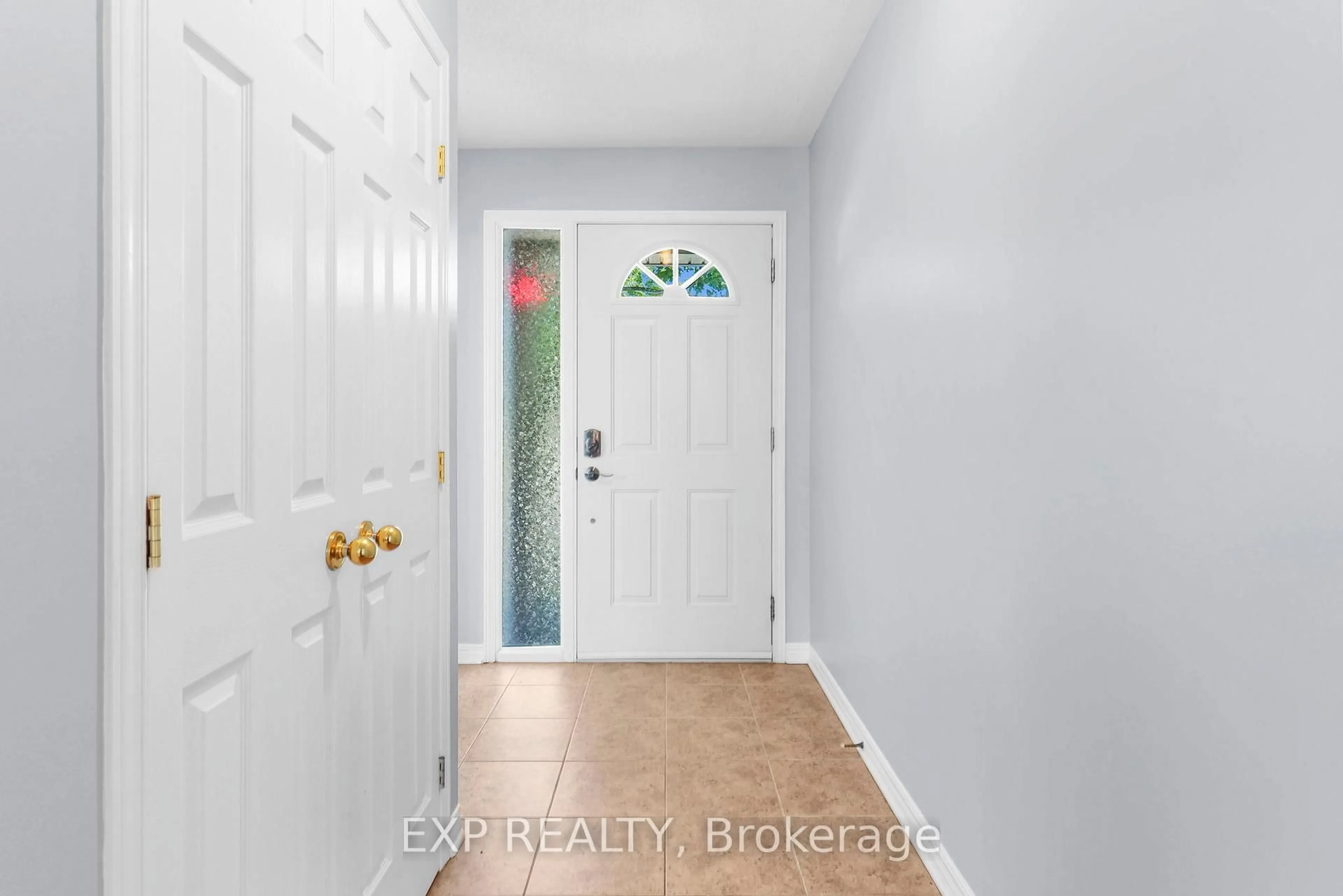 Indoor entryway for 114 ECHOWOODS Ave, Ottawa Ontario K2S 2E7