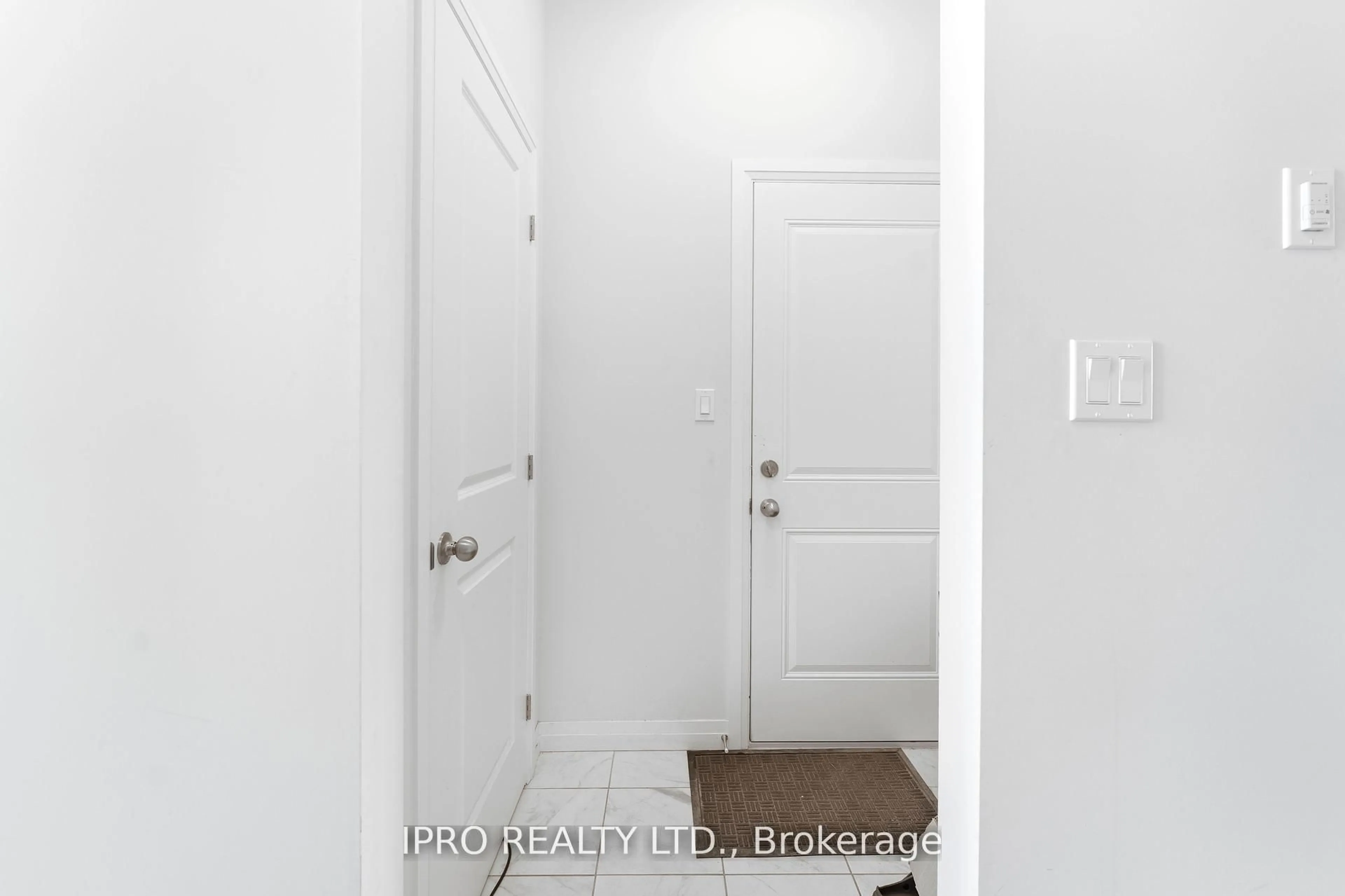 Indoor entryway for 162 Dempsey Dr, Stratford Ontario N5A 0K5