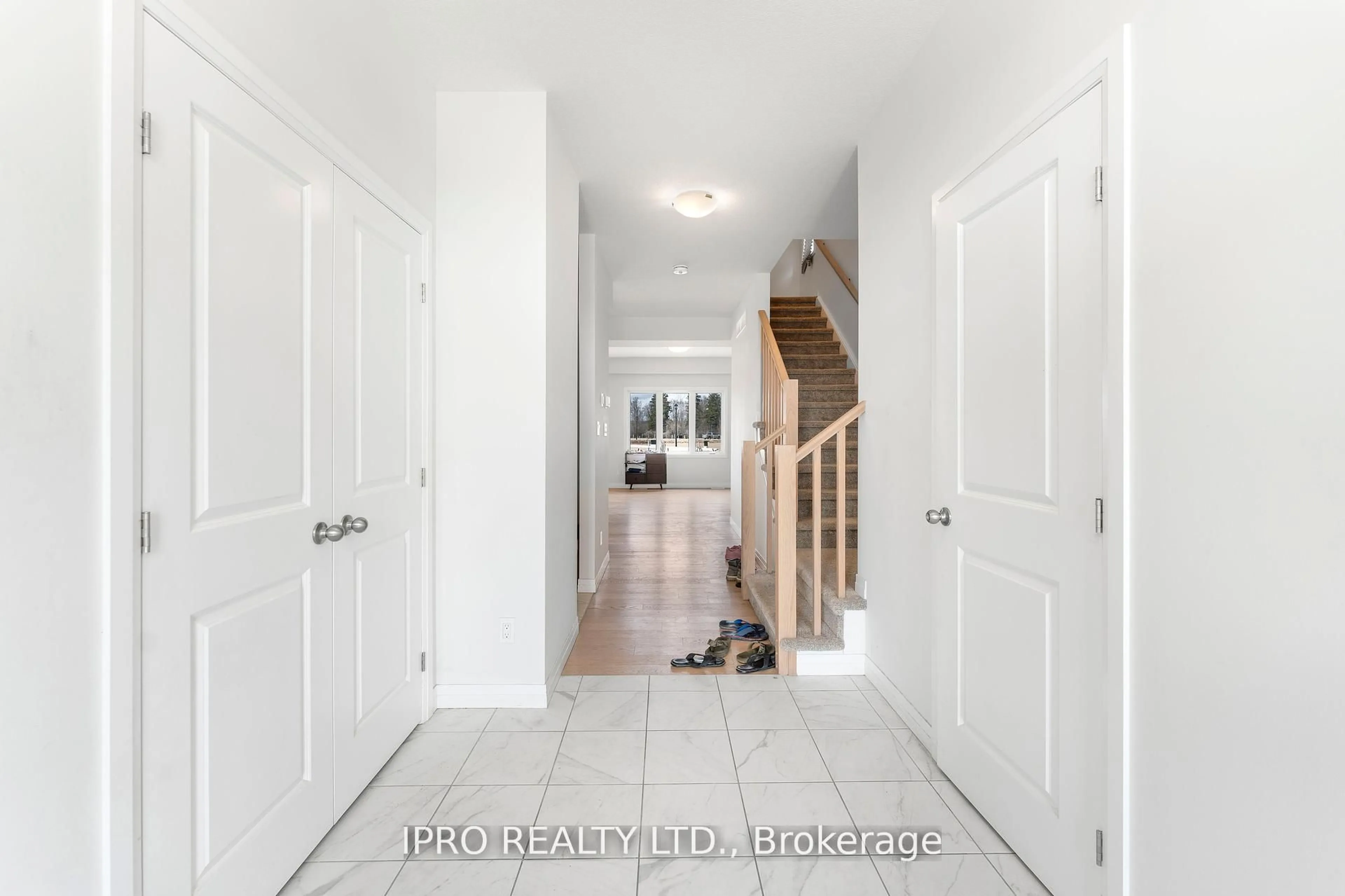 Indoor entryway for 162 Dempsey Dr, Stratford Ontario N5A 0K5