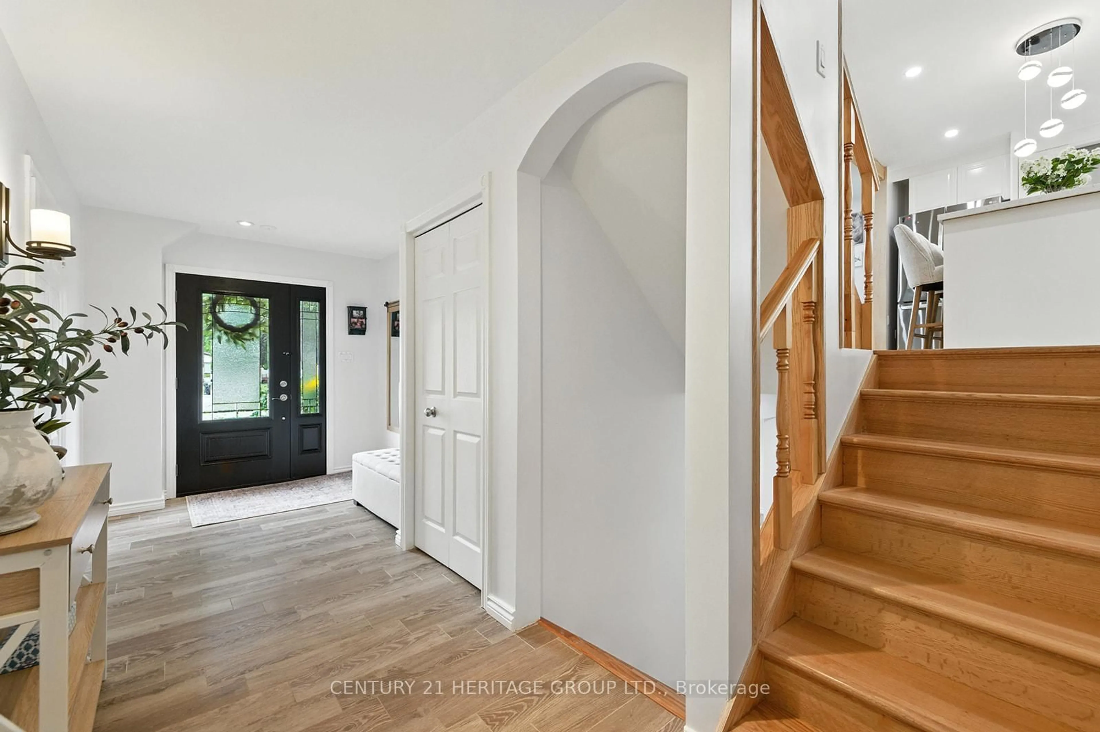 Indoor entryway for 6 Pinehurst Pl, St. Thomas Ontario N5P 3X4