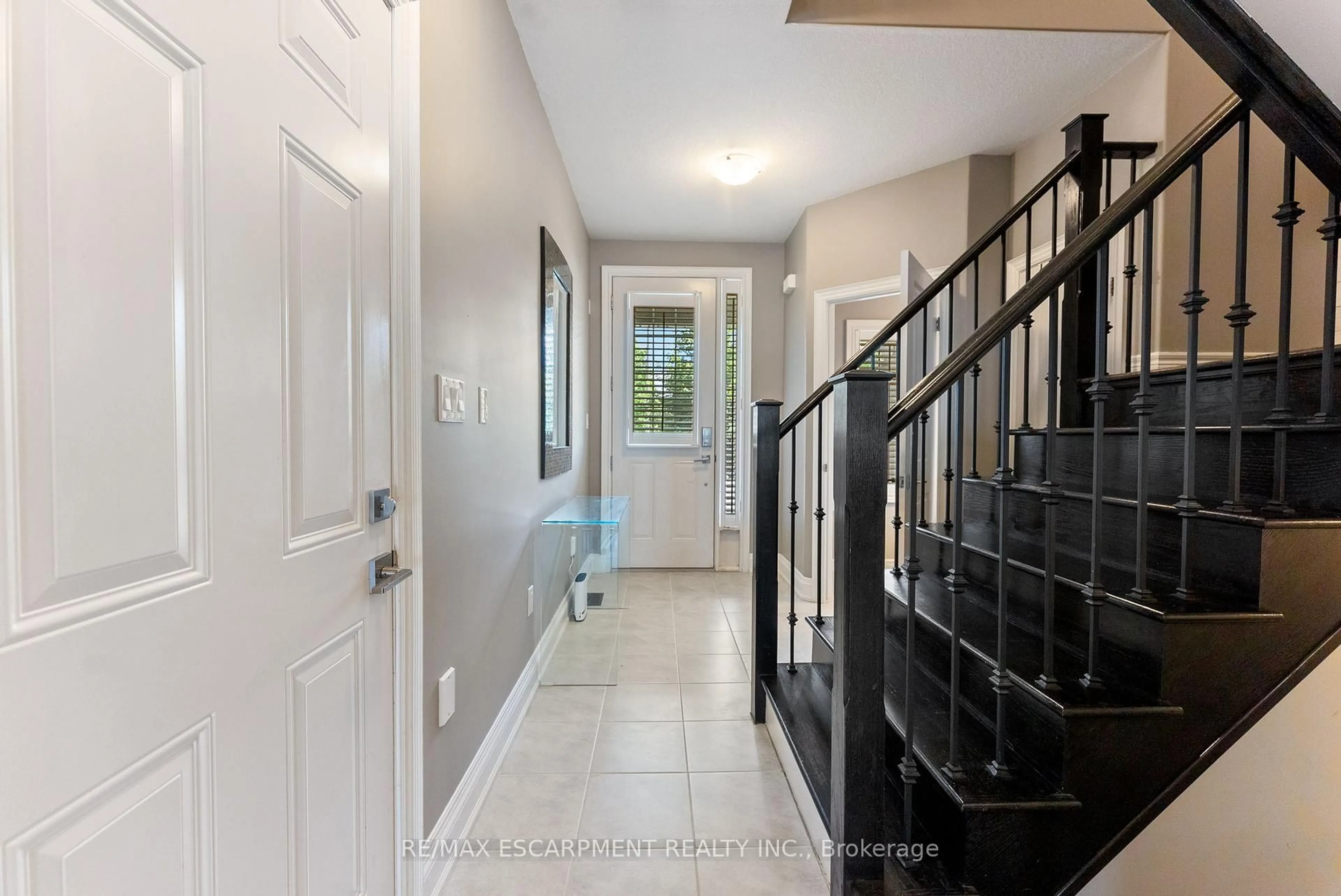 Indoor entryway for 57 Sexton Cres, Hamilton Ontario L9G 0E3