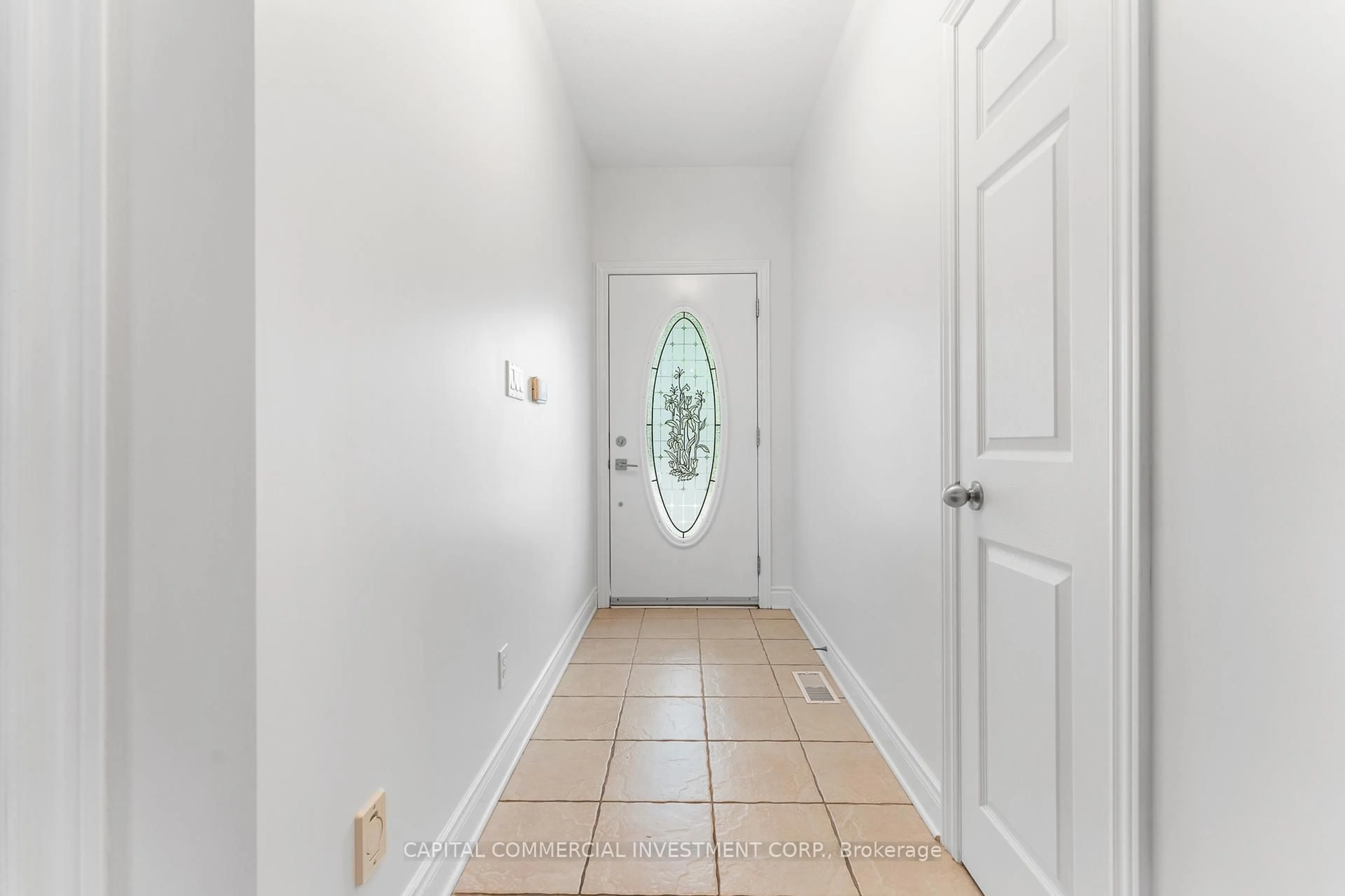 Indoor entryway for 1504 Queensdale Ave, Ottawa Ontario K1T 4G3