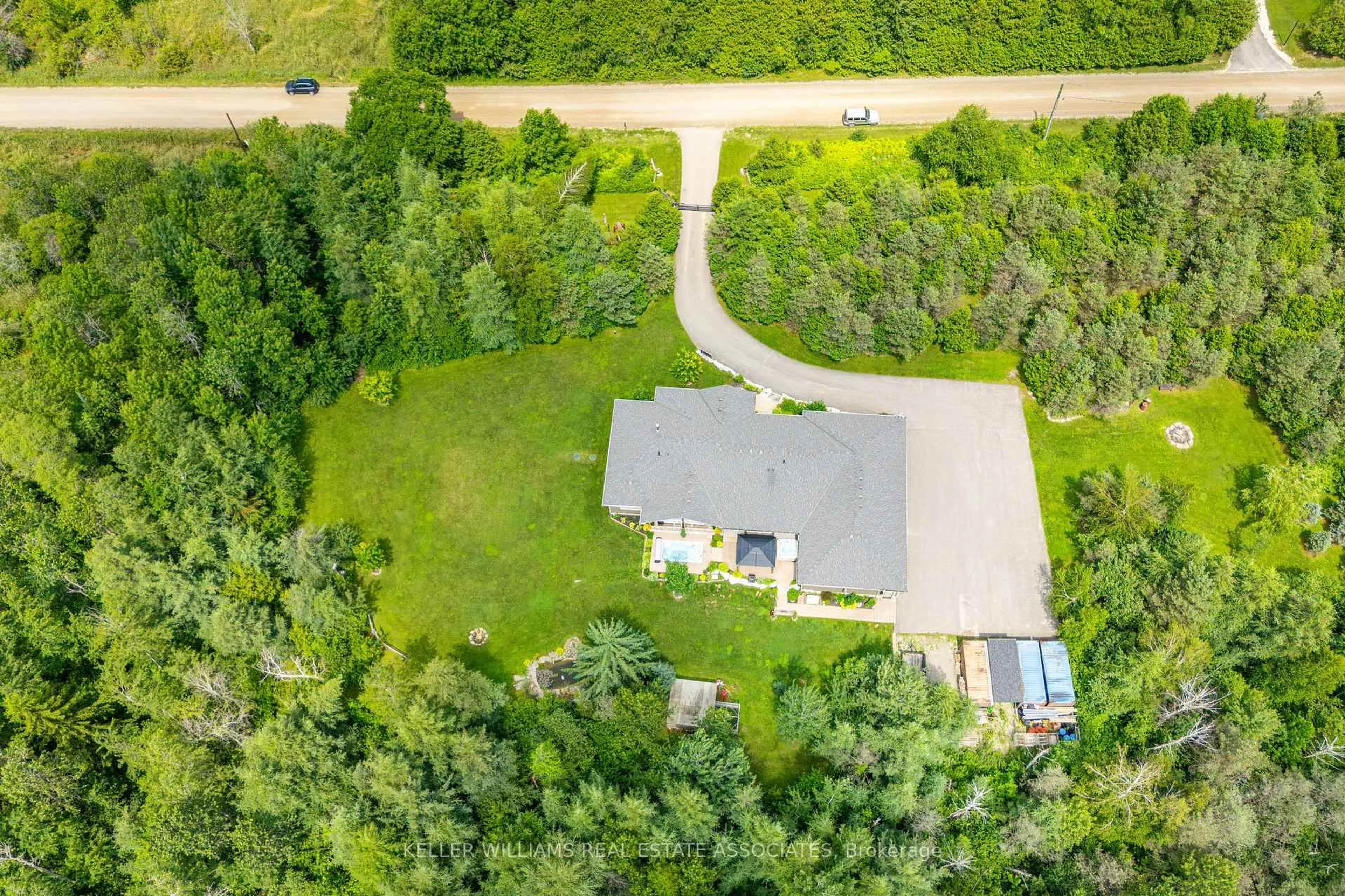 A pic from outside/outdoor area/front of a property/back of a property/a pic from drone, unknown for 5594 First Line, Erin Ontario L0N 1N0
