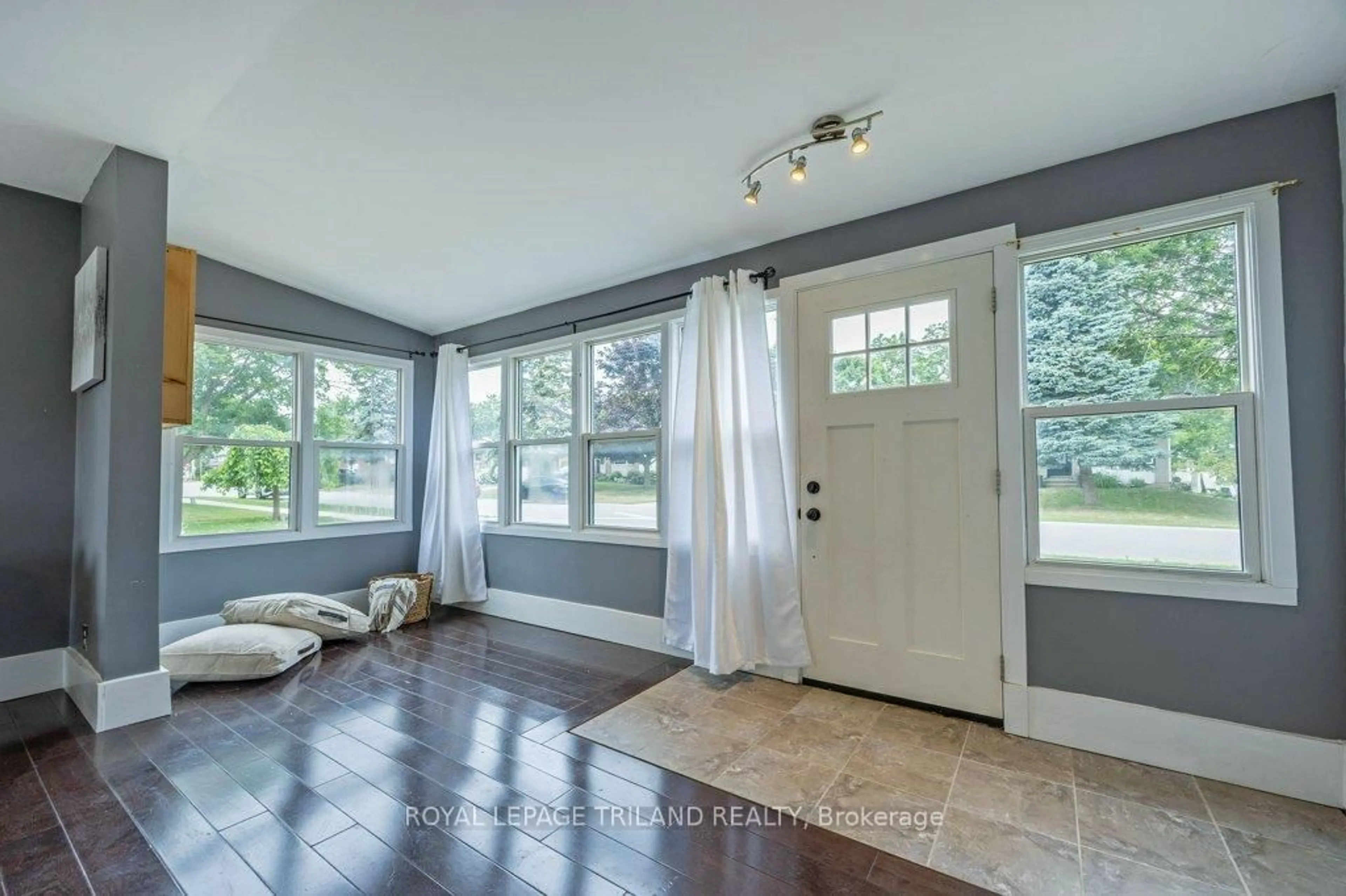 Indoor entryway for 227 John St, Dutton/Dunwich Ontario N0L 1J0