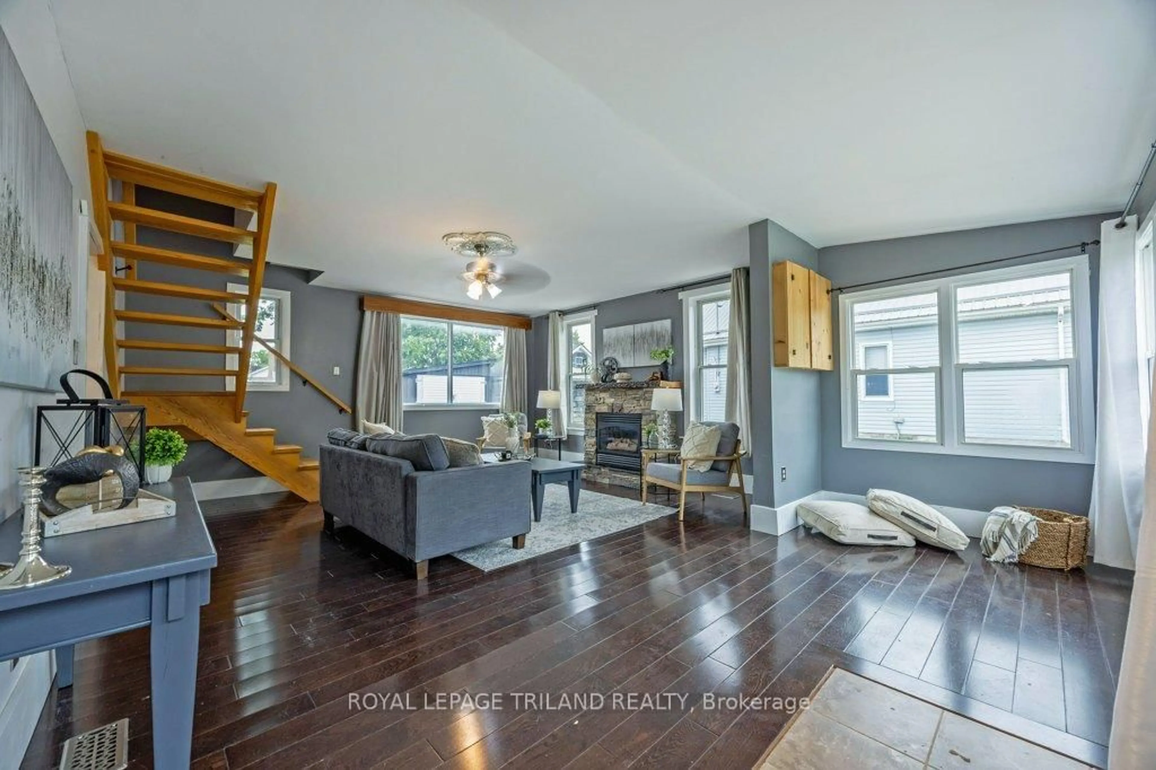 Living room with furniture, unknown for 227 John St, Dutton/Dunwich Ontario N0L 1J0