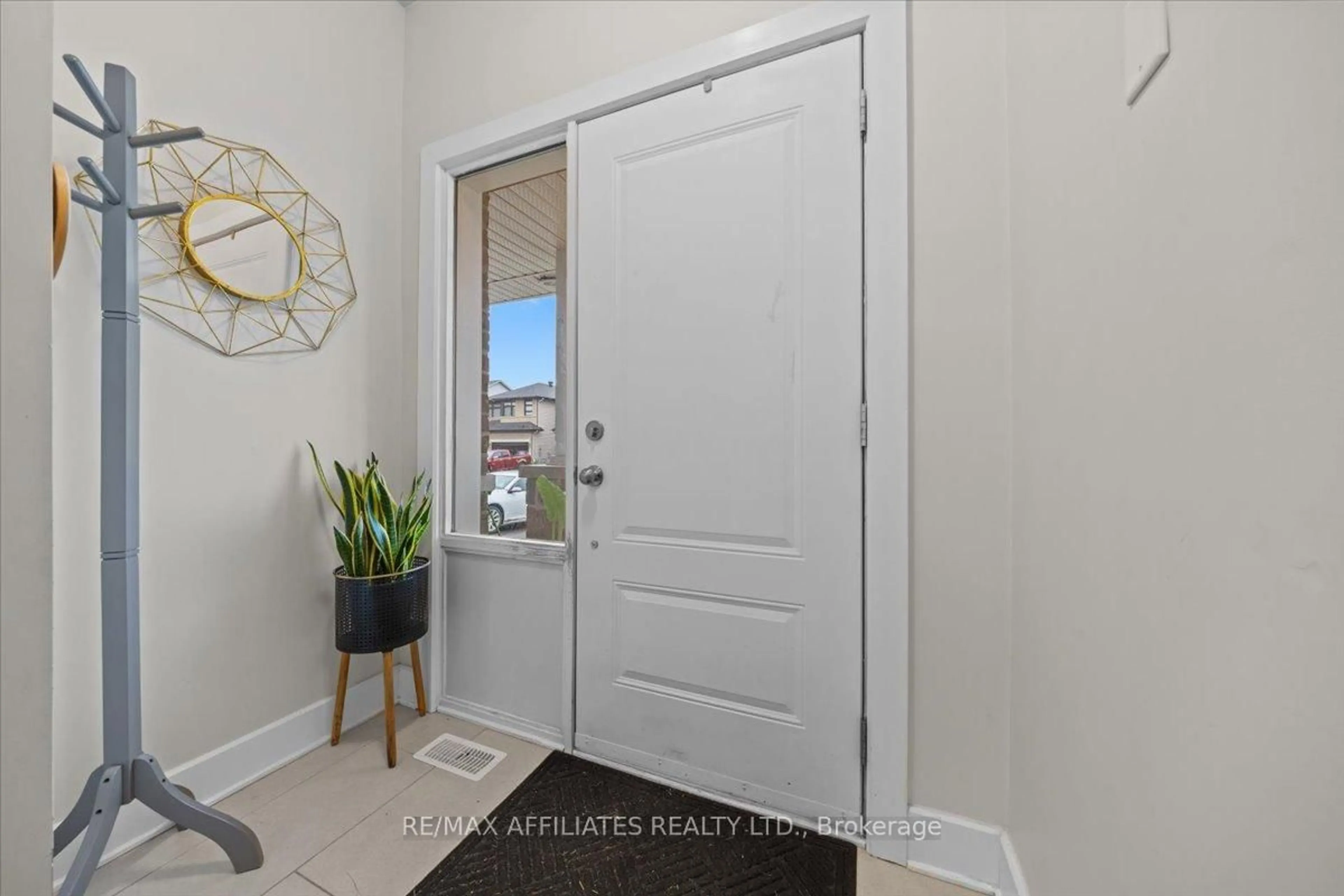 Indoor entryway for 102 Hurdis Way, Carleton Place Ontario K7C 0L5