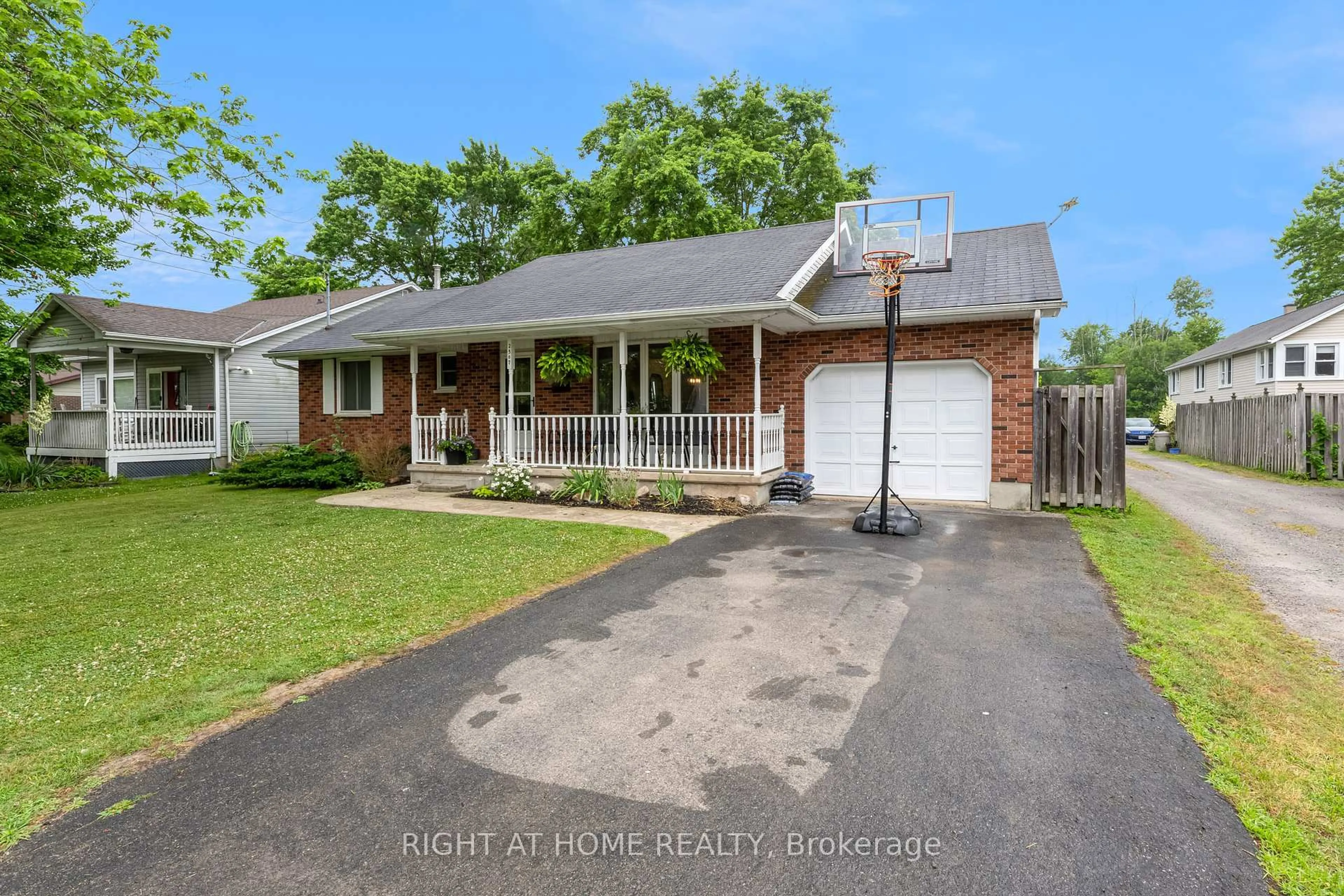 A pic from outside/outdoor area/front of a property/back of a property/a pic from drone, street for 2507 Coral Ave, Fort Erie Ontario L0S 1S0