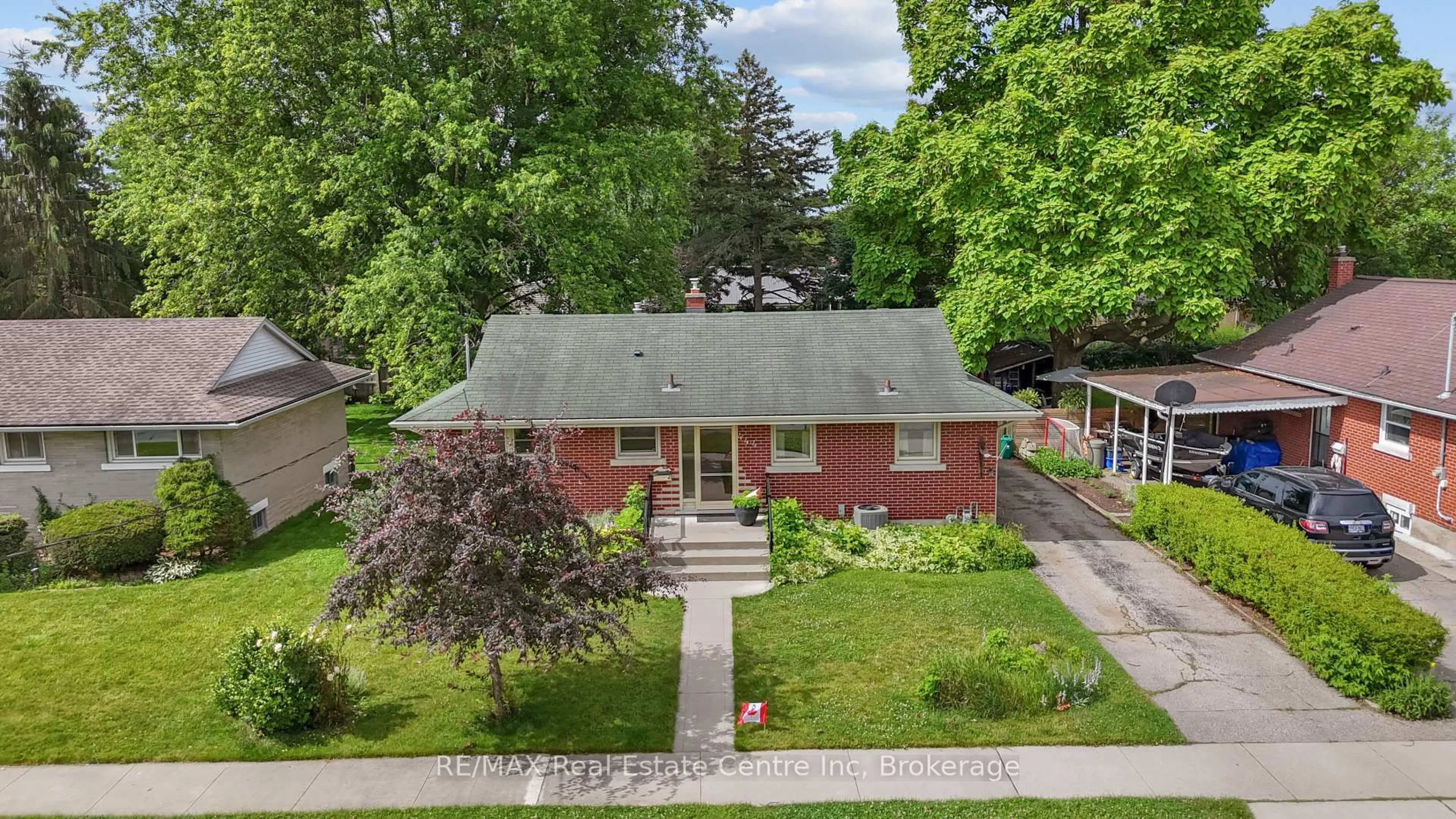 A pic from outside/outdoor area/front of a property/back of a property/a pic from drone, street for 444 Rose St, Cambridge Ontario N3H 2E3