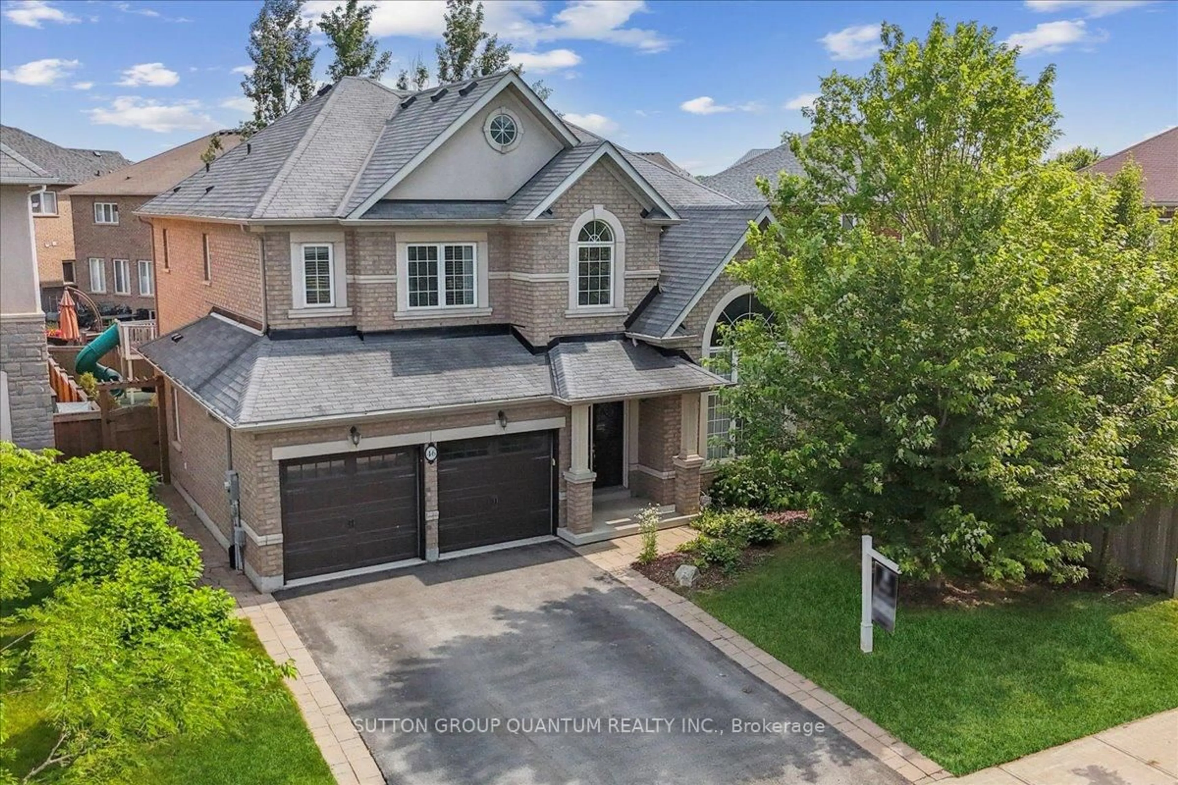 A pic from outside/outdoor area/front of a property/back of a property/a pic from drone, street for 46 Woodhouse St, Hamilton Ontario L9K 0H3