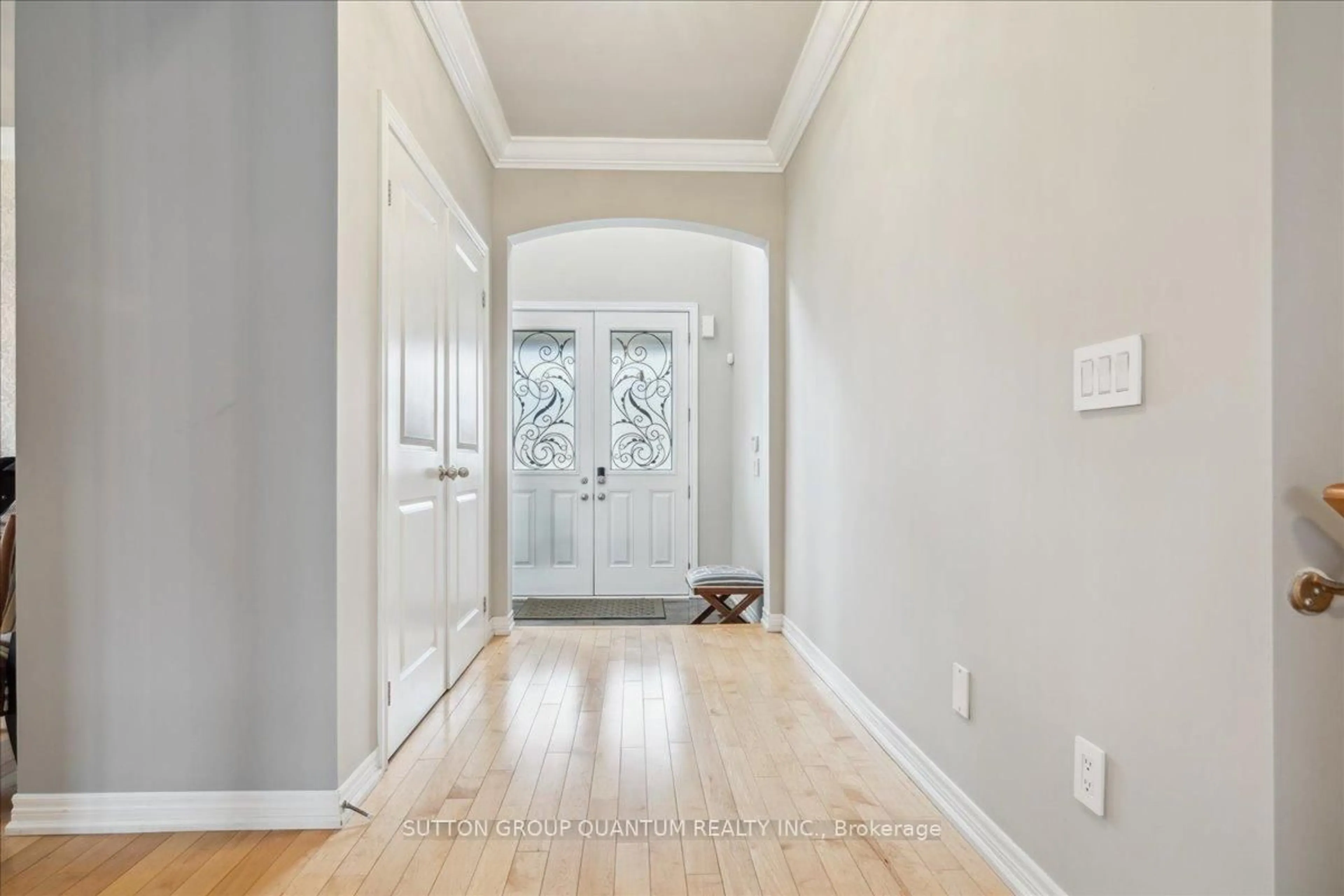 Indoor entryway for 46 Woodhouse St, Hamilton Ontario L9K 0H3
