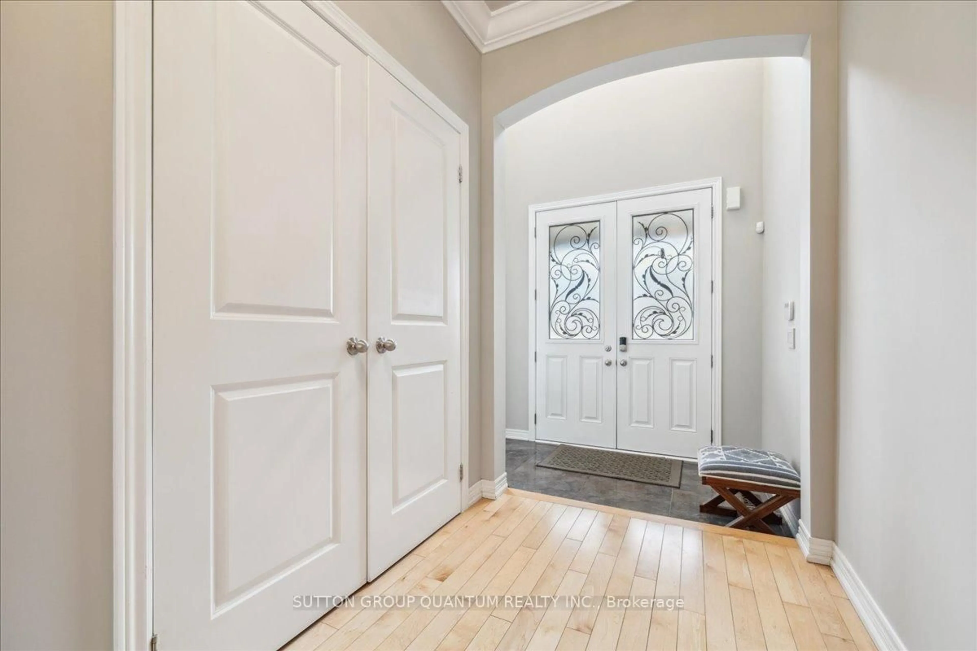 Indoor entryway for 46 Woodhouse St, Hamilton Ontario L9K 0H3